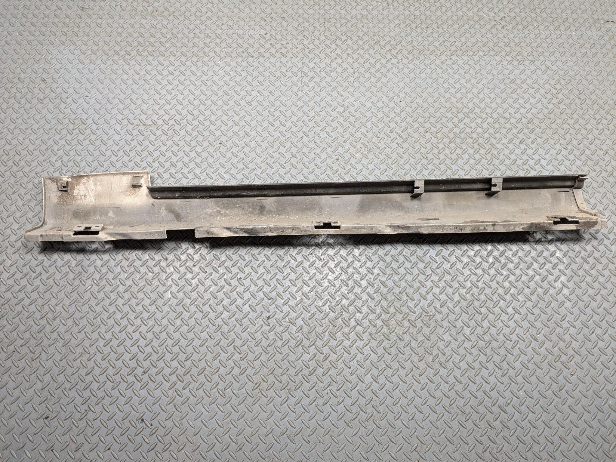 05 - 07 CADILLAC CTS OEM LOWER ROCKER MOLDING TRIM FRONT RIGHT PASSENGER SIDE