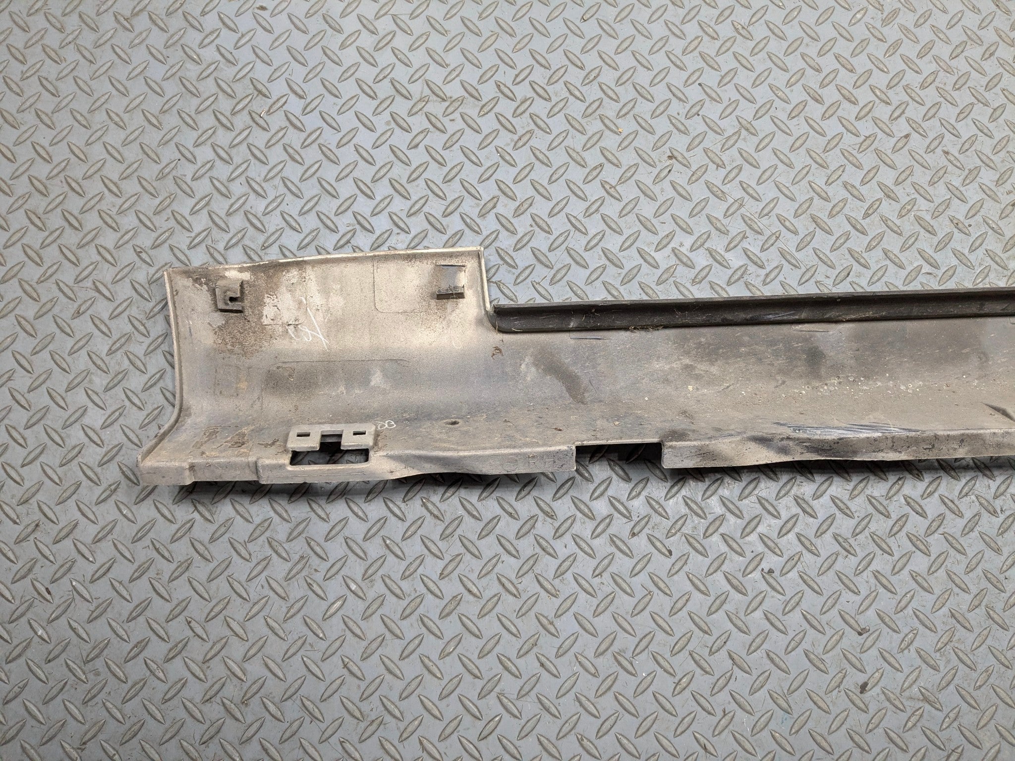 05 - 07 CADILLAC CTS OEM LOWER ROCKER MOLDING TRIM FRONT RIGHT PASSENGER SIDE
