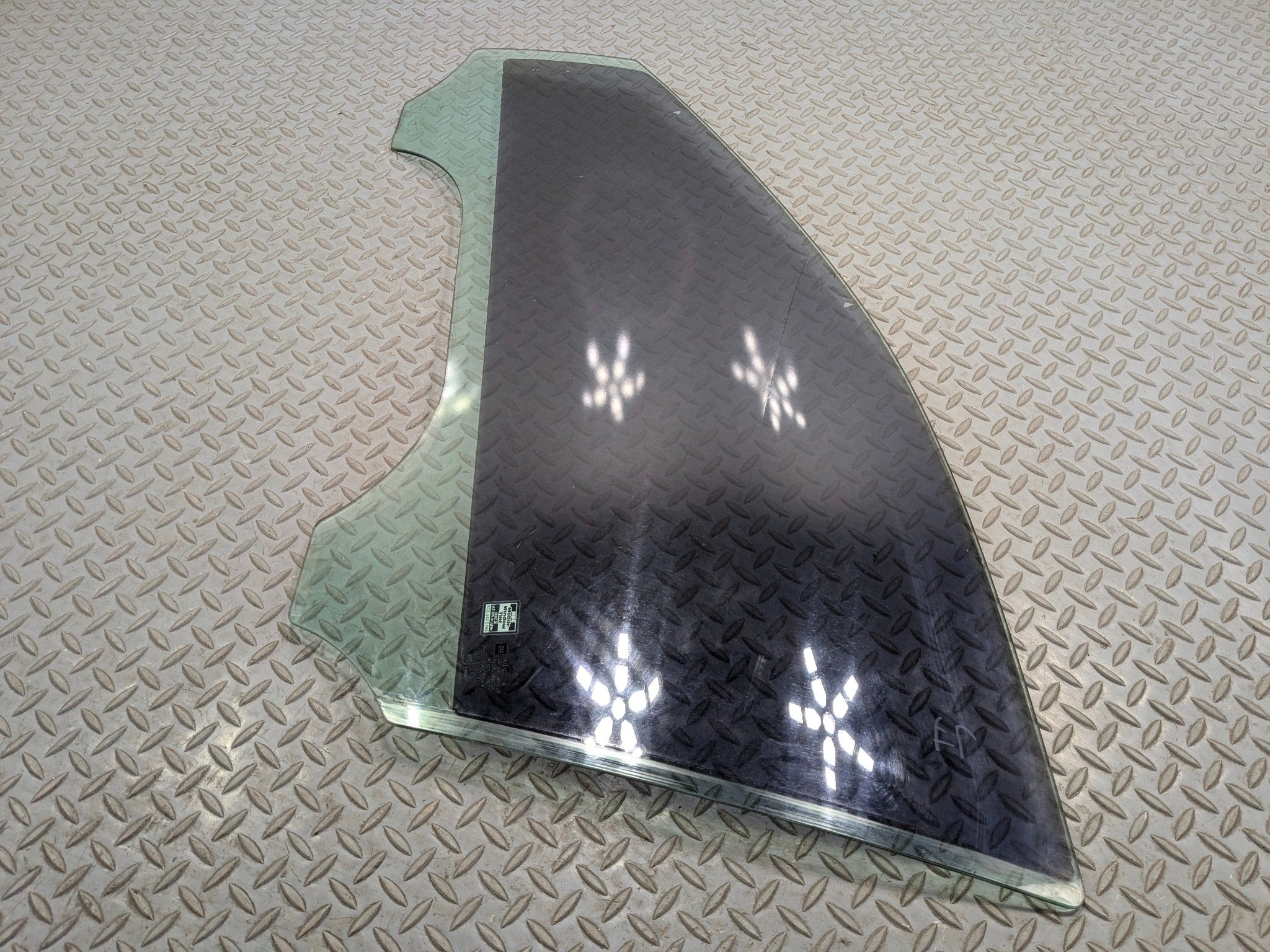 2005 - 2007 CADILLAC CTS OEM FRONT DOOR WINDOW GLASS LEFT DRIVER SIDE