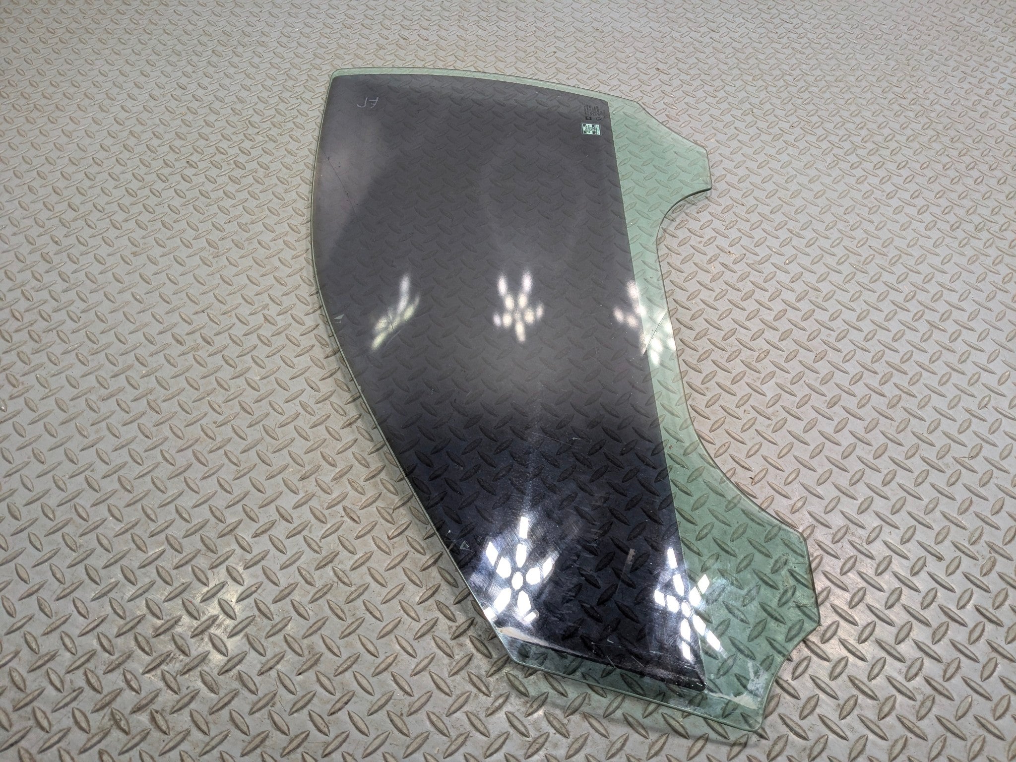 2005 - 2007 CADILLAC CTS OEM FRONT DOOR WINDOW GLASS LEFT DRIVER SIDE