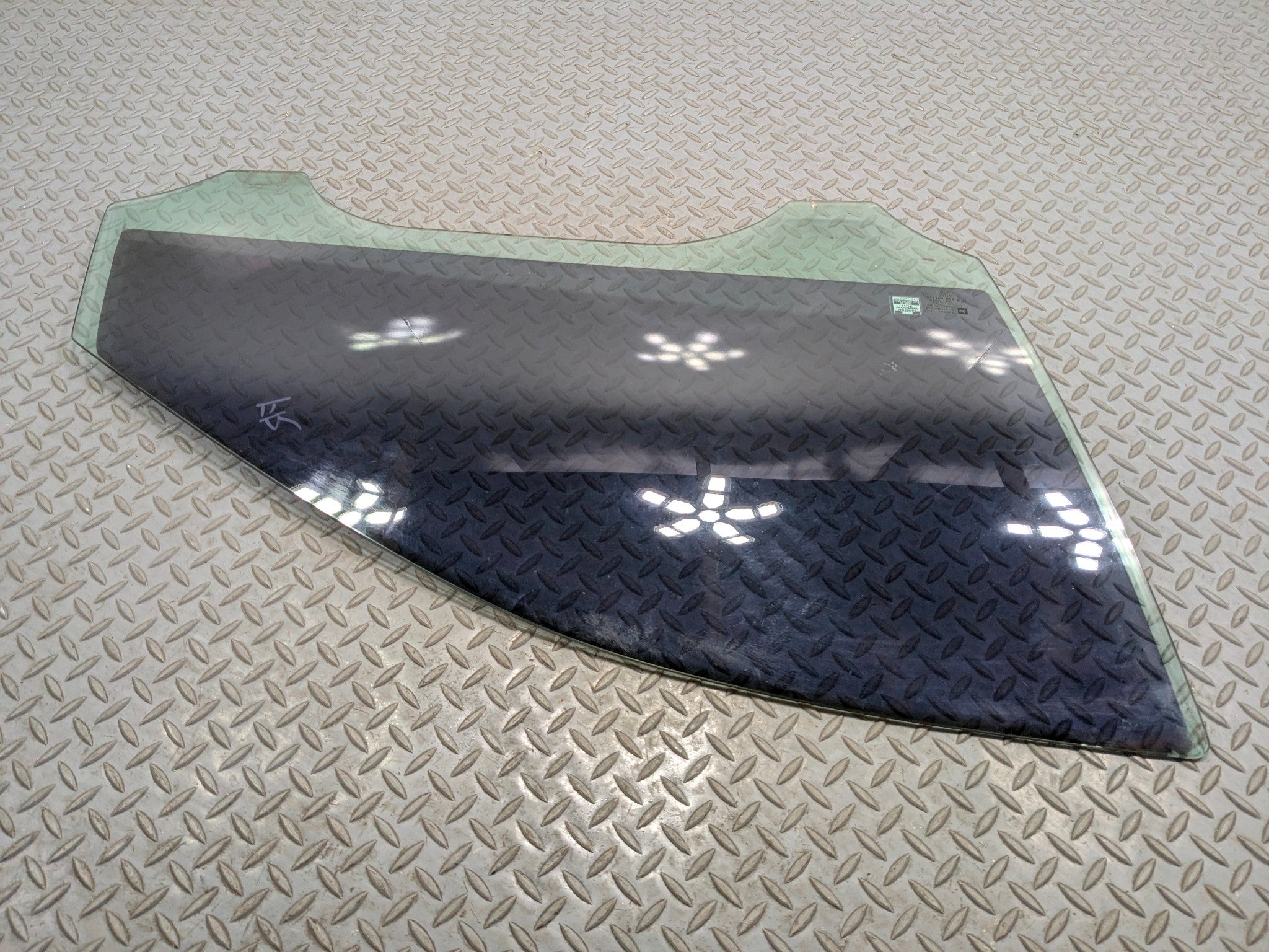 2005 - 2007 CADILLAC CTS OEM FRONT DOOR WINDOW GLASS RIGHT PASSENGER SIDE