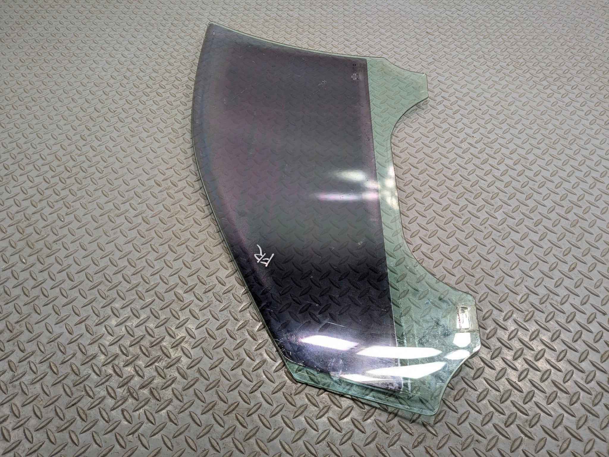 2005 - 2007 CADILLAC CTS OEM FRONT DOOR WINDOW GLASS RIGHT PASSENGER SIDE