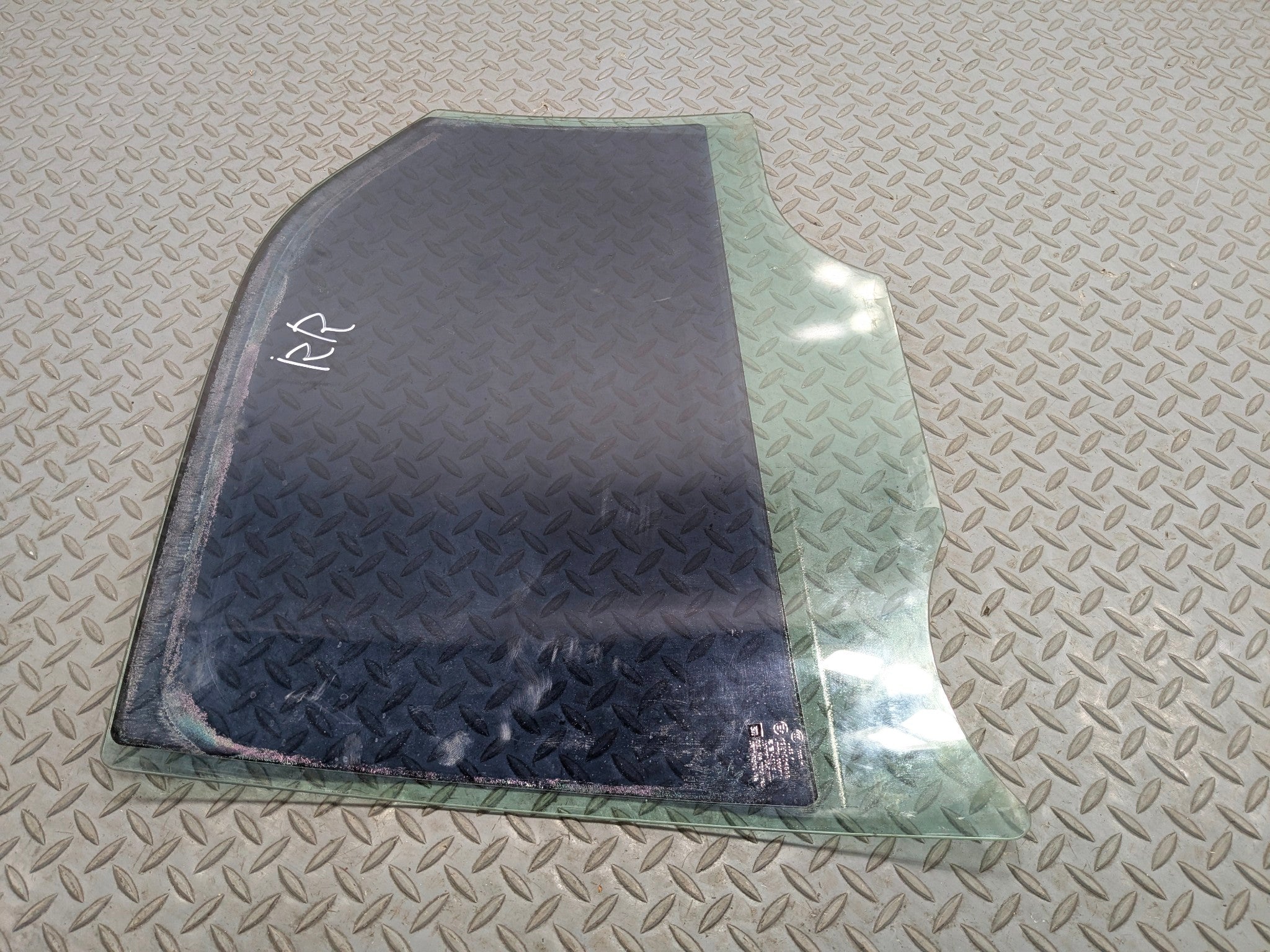 2005 - 2007 CADILLAC CTS OEM REAR DOOR WINDOW GLASS RIGHT PASSENGER SIDE