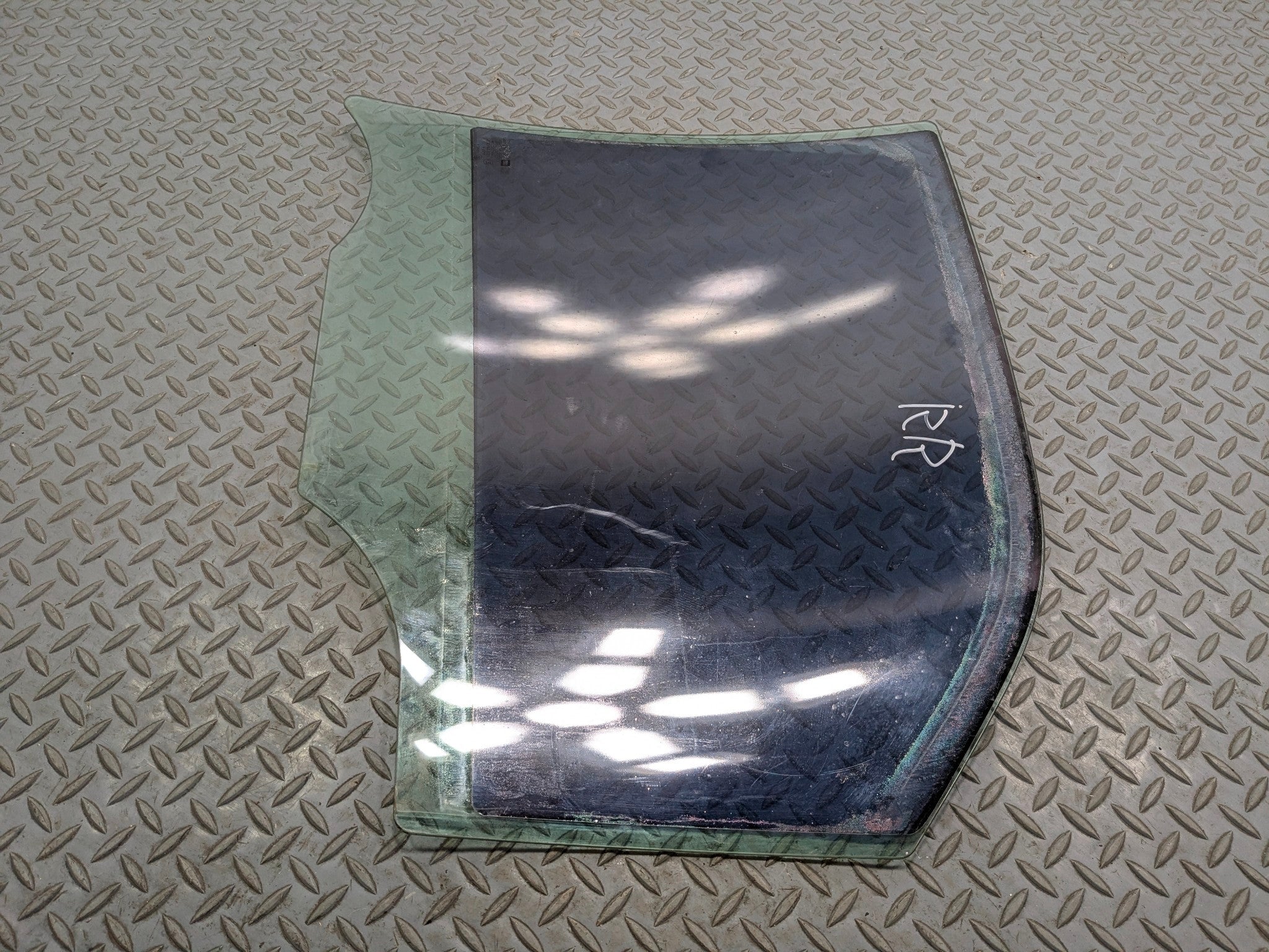2005 - 2007 CADILLAC CTS OEM REAR DOOR WINDOW GLASS RIGHT PASSENGER SIDE
