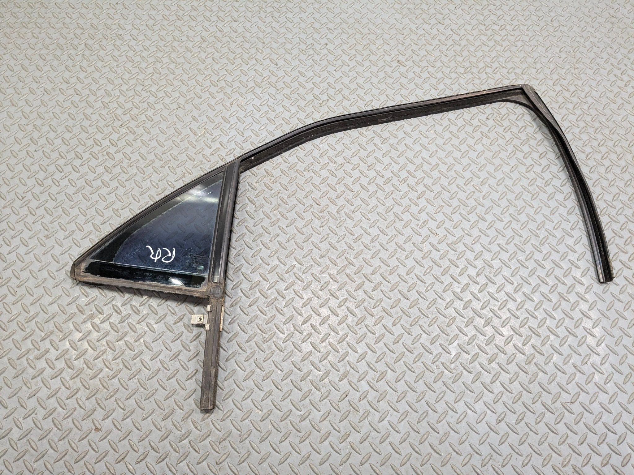 2005 - 2007 CADILLAC CTS OEM VENT WINDOW GLASS REAR RIGHT PASSENGER SIDE