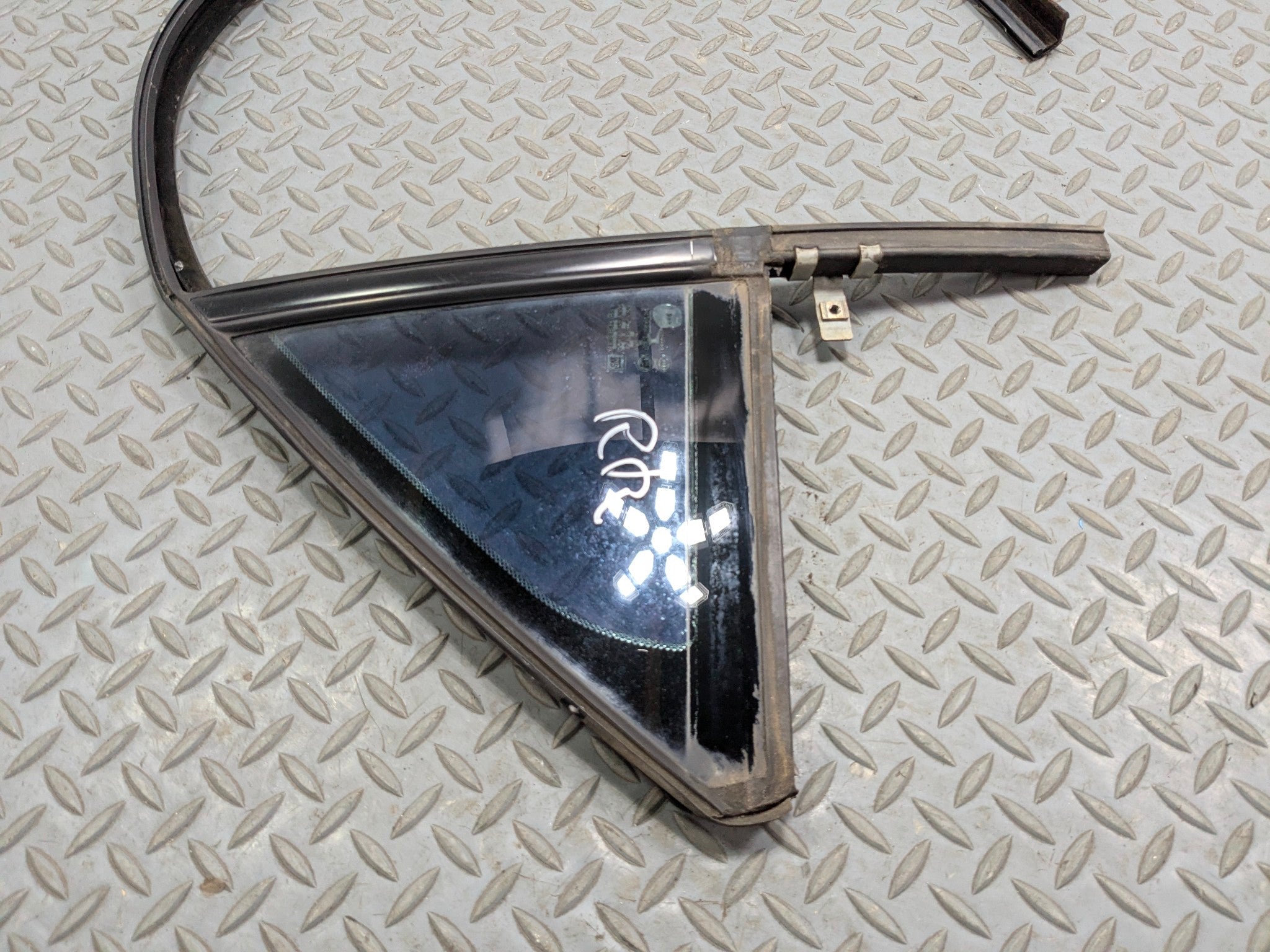 2005 - 2007 CADILLAC CTS OEM VENT WINDOW GLASS REAR RIGHT PASSENGER SIDE