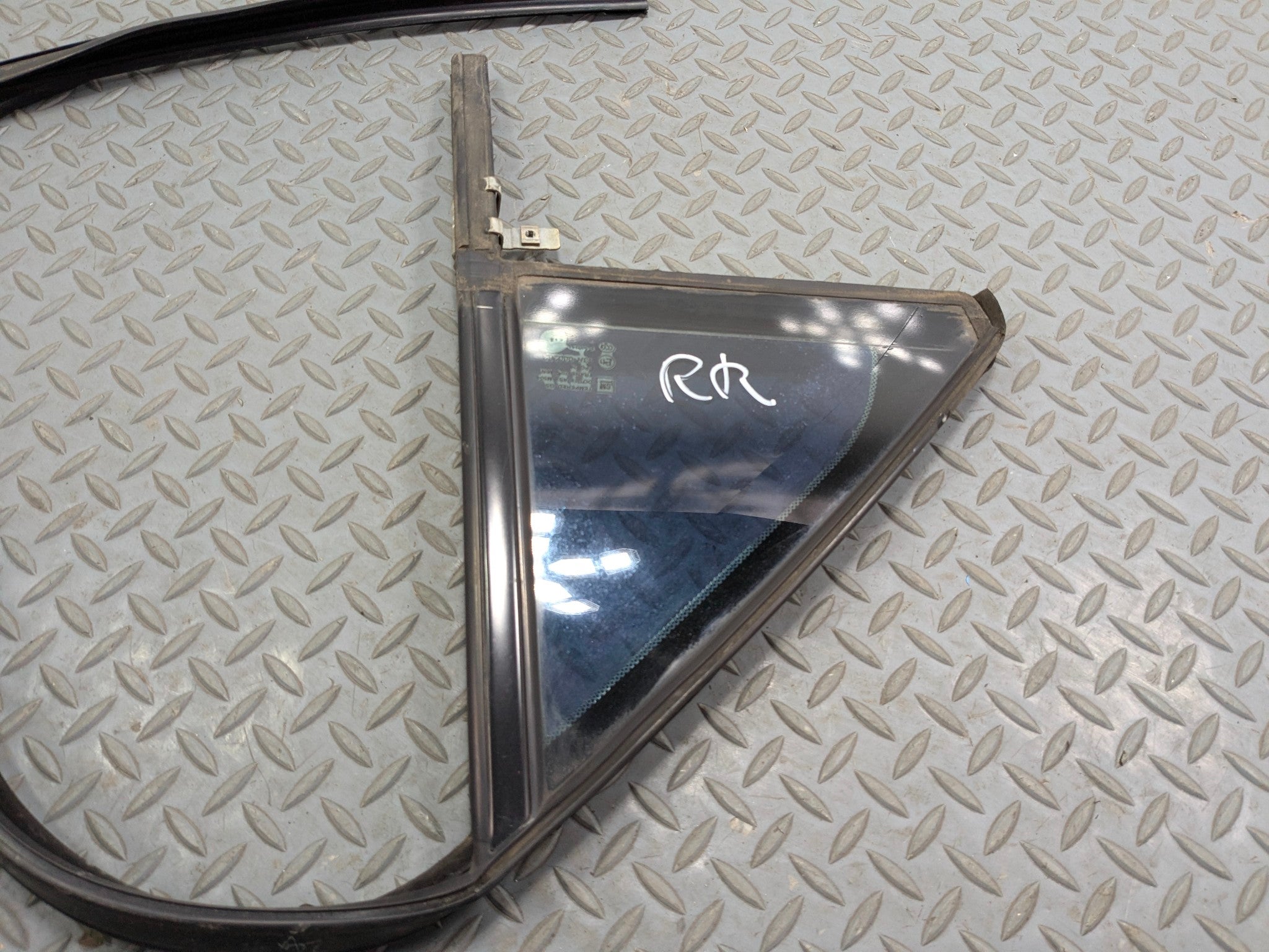 2005 - 2007 CADILLAC CTS OEM VENT WINDOW GLASS REAR RIGHT PASSENGER SIDE