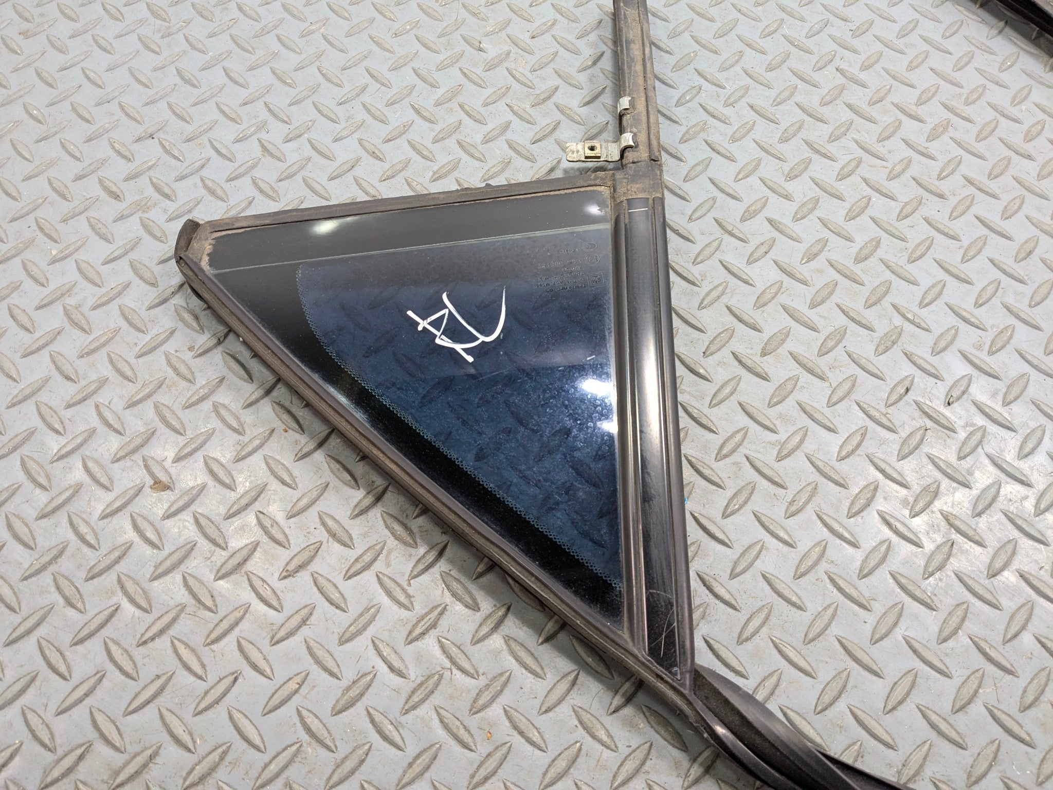 2005 - 2007 CADILLAC CTS OEM VENT WINDOW GLASS REAR LEFT DRIVER SIDE BLACK