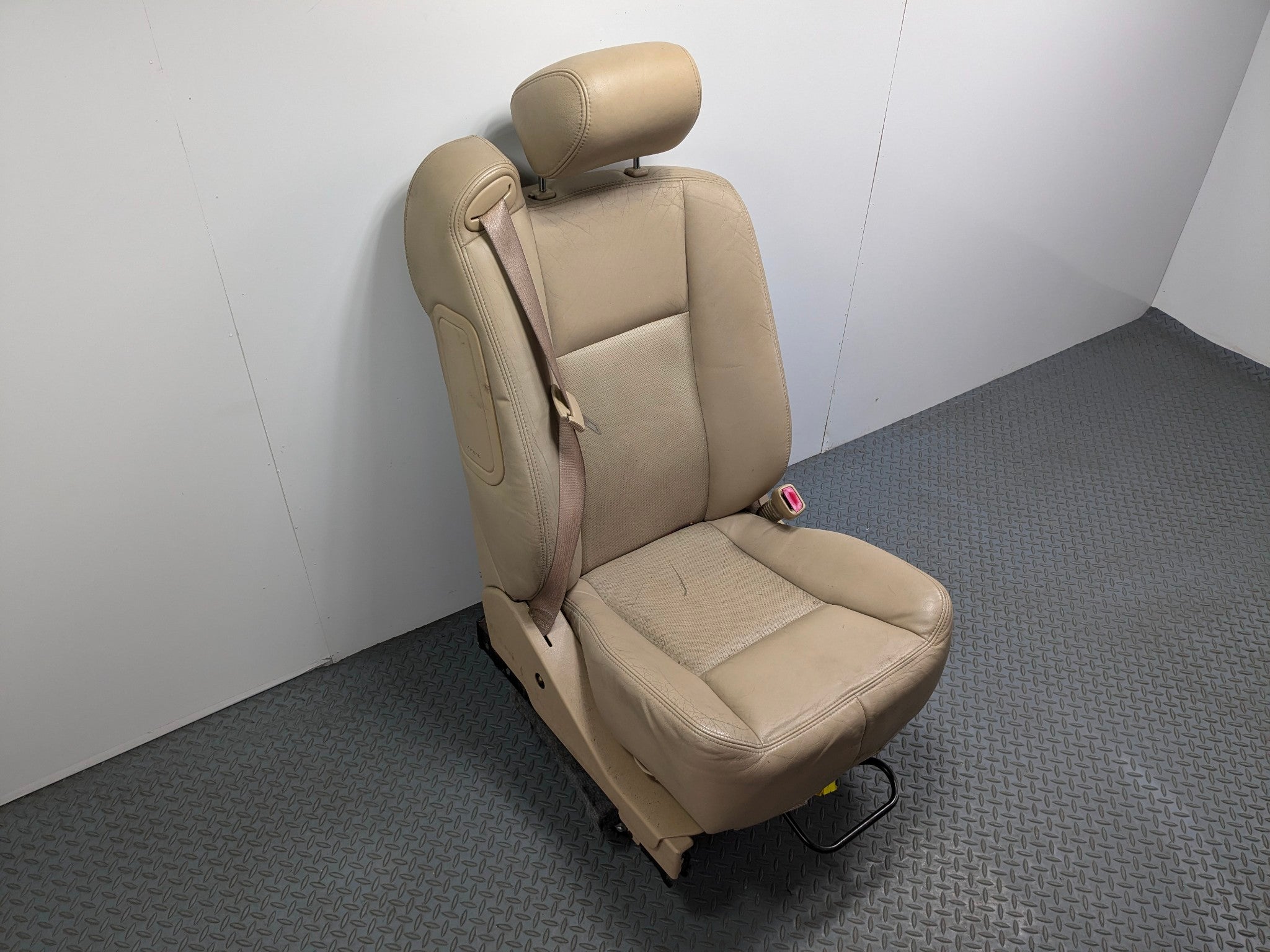 05 - 07 CADILLAC CTS OEM SEAT WITH HEADREST LEATHER FRONT RIGHT PASSENGER SIDE