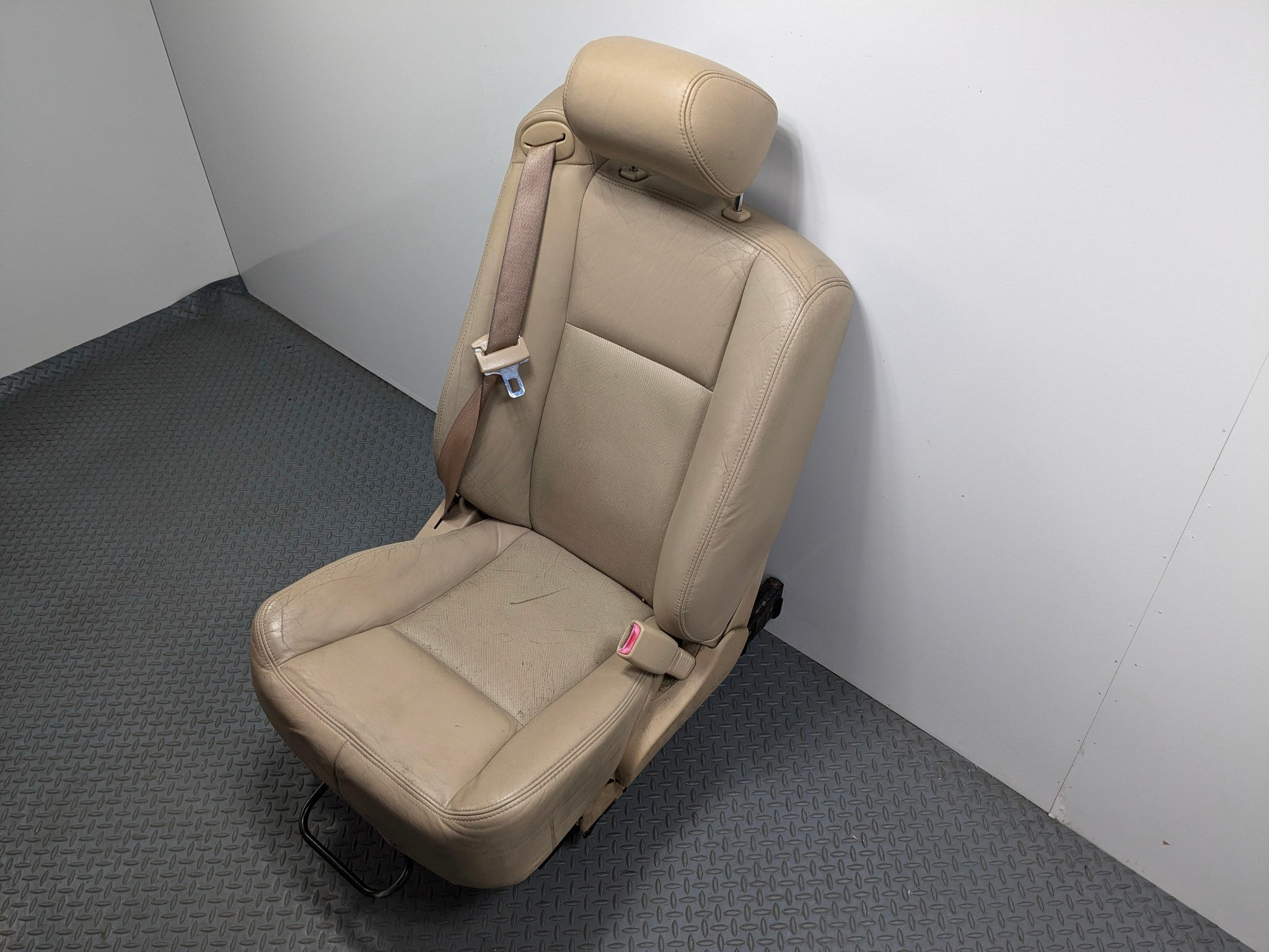 05 - 07 CADILLAC CTS OEM SEAT WITH HEADREST LEATHER FRONT RIGHT PASSENGER SIDE