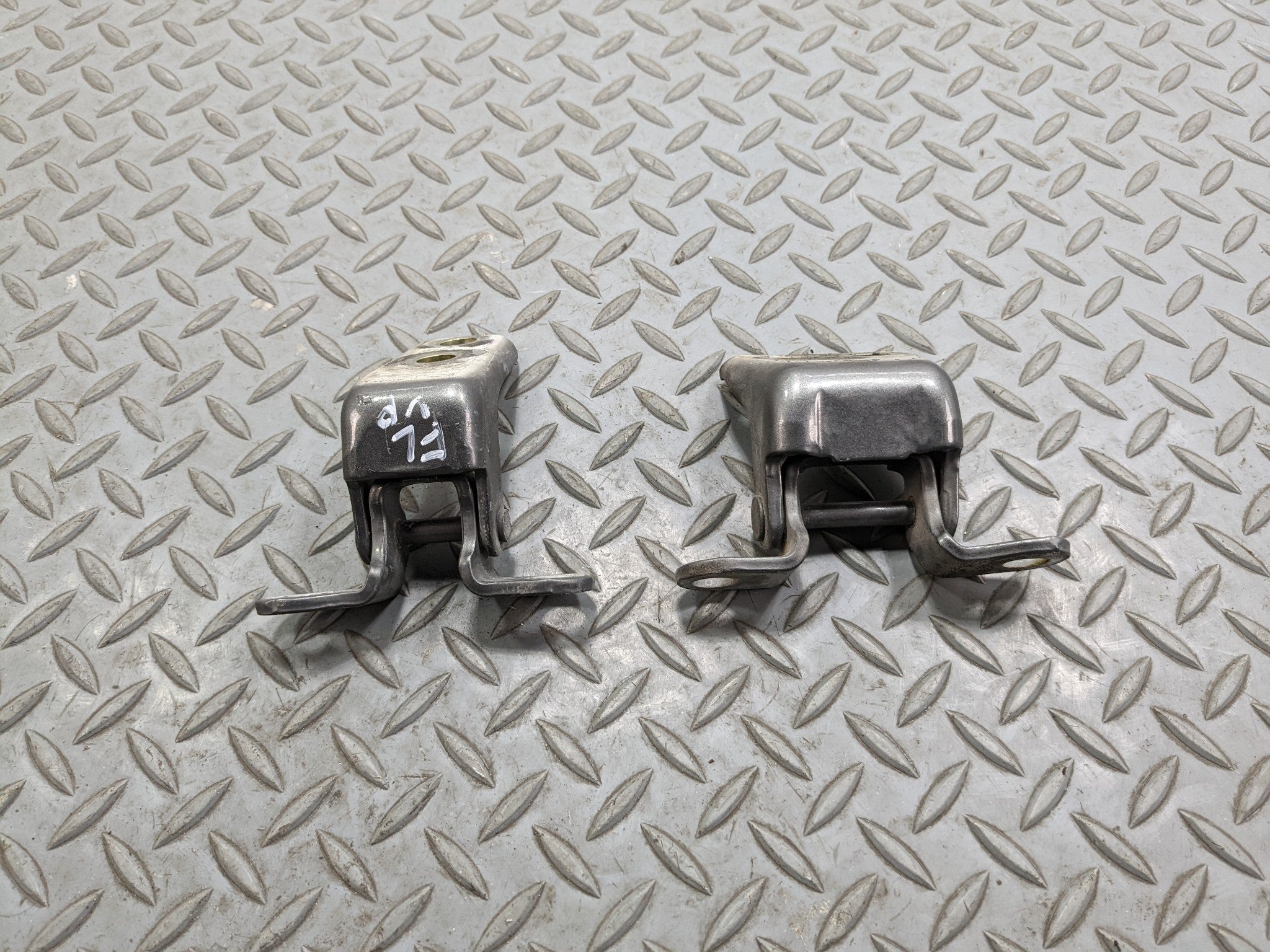 2007 - 2009 ACURA MDX OEM UPPER AND LOWER DOOR HINGE SET FRONT LEFT DRIVER SIDE