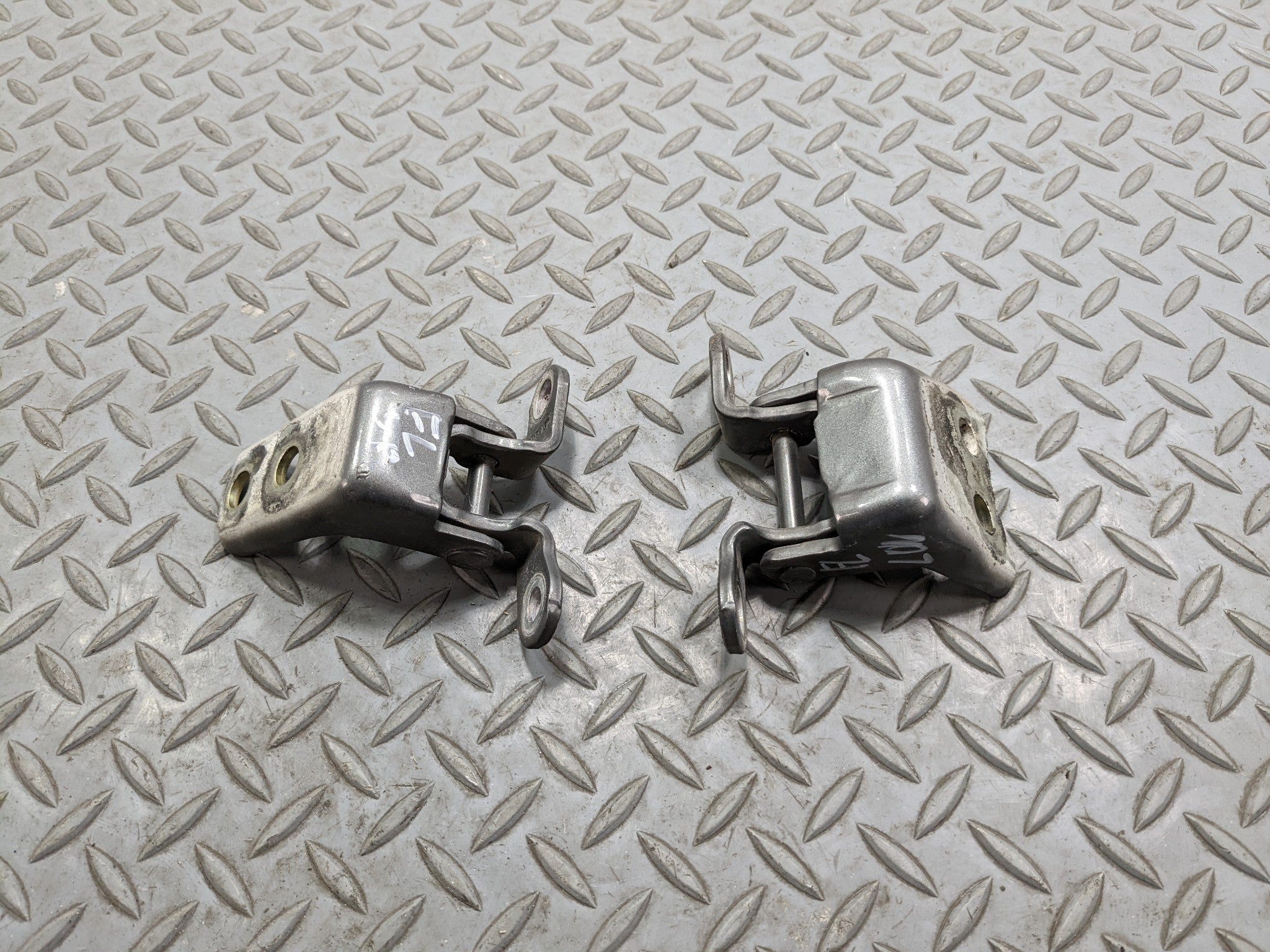 2007 - 2009 ACURA MDX OEM UPPER AND LOWER DOOR HINGE SET FRONT LEFT DRIVER SIDE