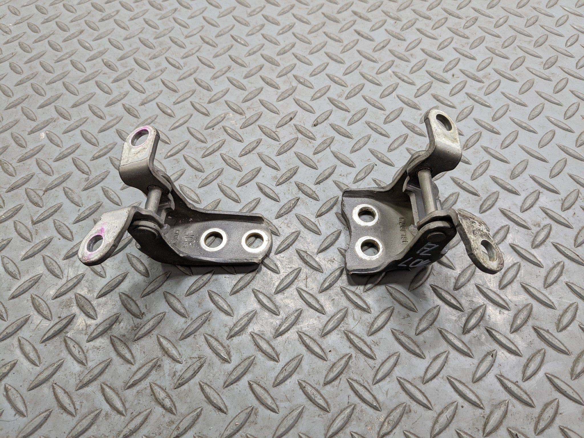 2007 - 2009 ACURA MDX OEM UPPER AND LOWER DOOR HINGE SET FRONT LEFT DRIVER SIDE