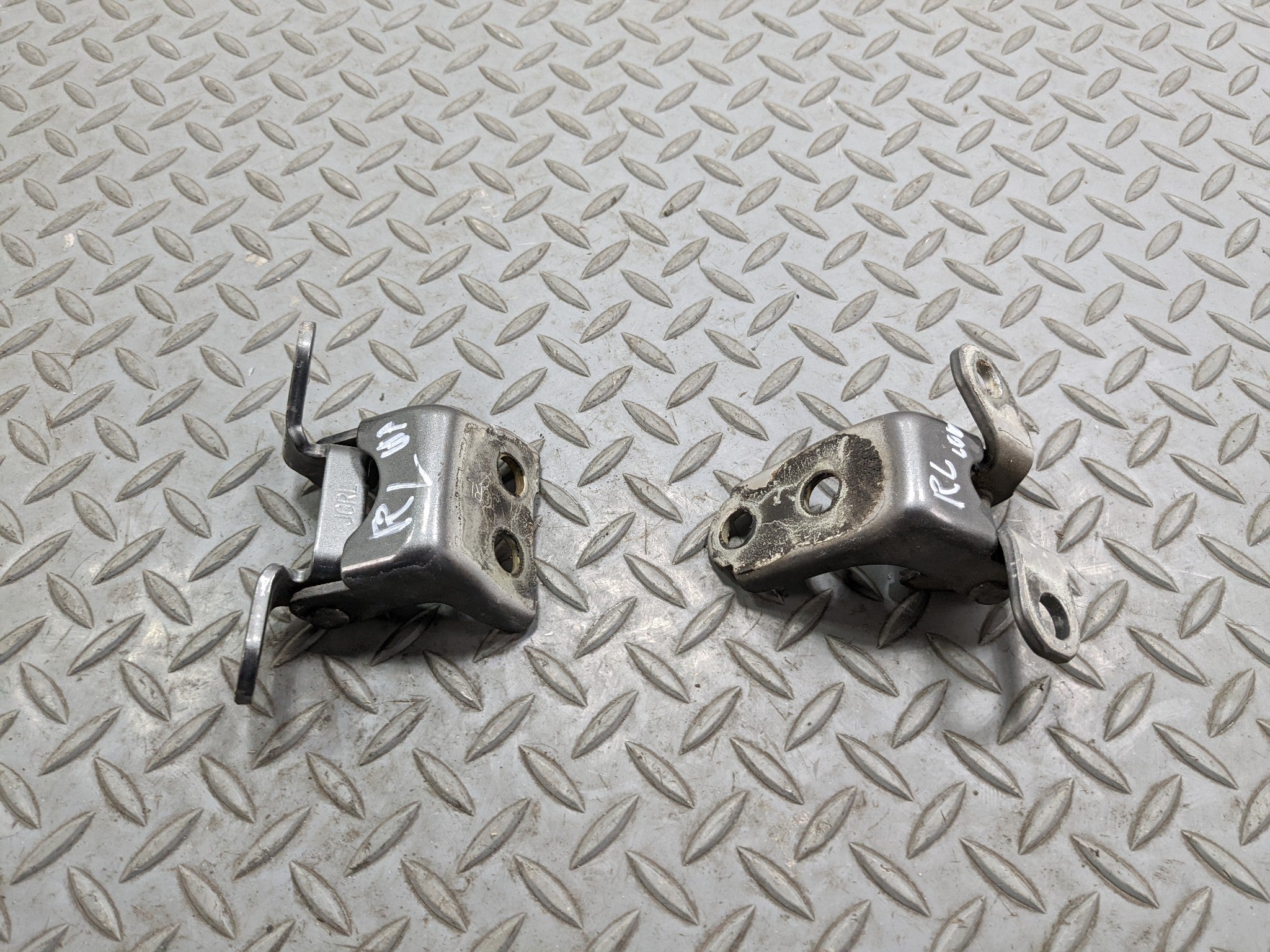 2007 - 2009 ACURA MDX OEM UPPER AND LOWER DOOR HINGE SET REAR LEFT DRIVER SIDE