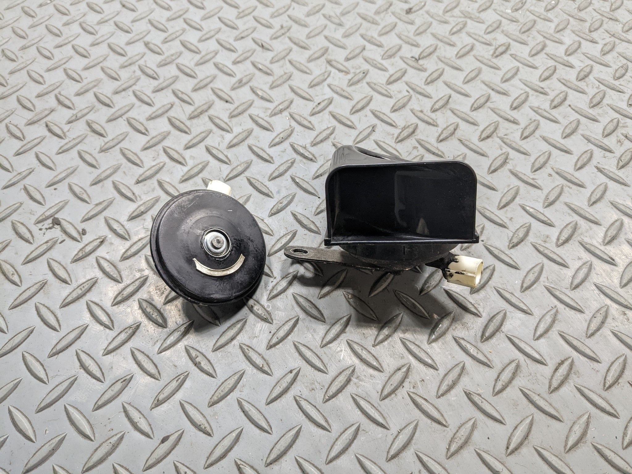 2007 - 2009 ACURA MDX OEM HIGH AND LOW NOTE TONE HORN ASSEMBLY