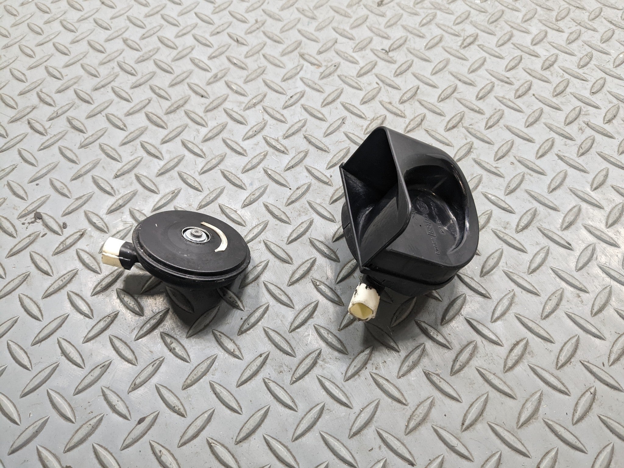 2007 - 2009 ACURA MDX OEM HIGH AND LOW NOTE TONE HORN ASSEMBLY