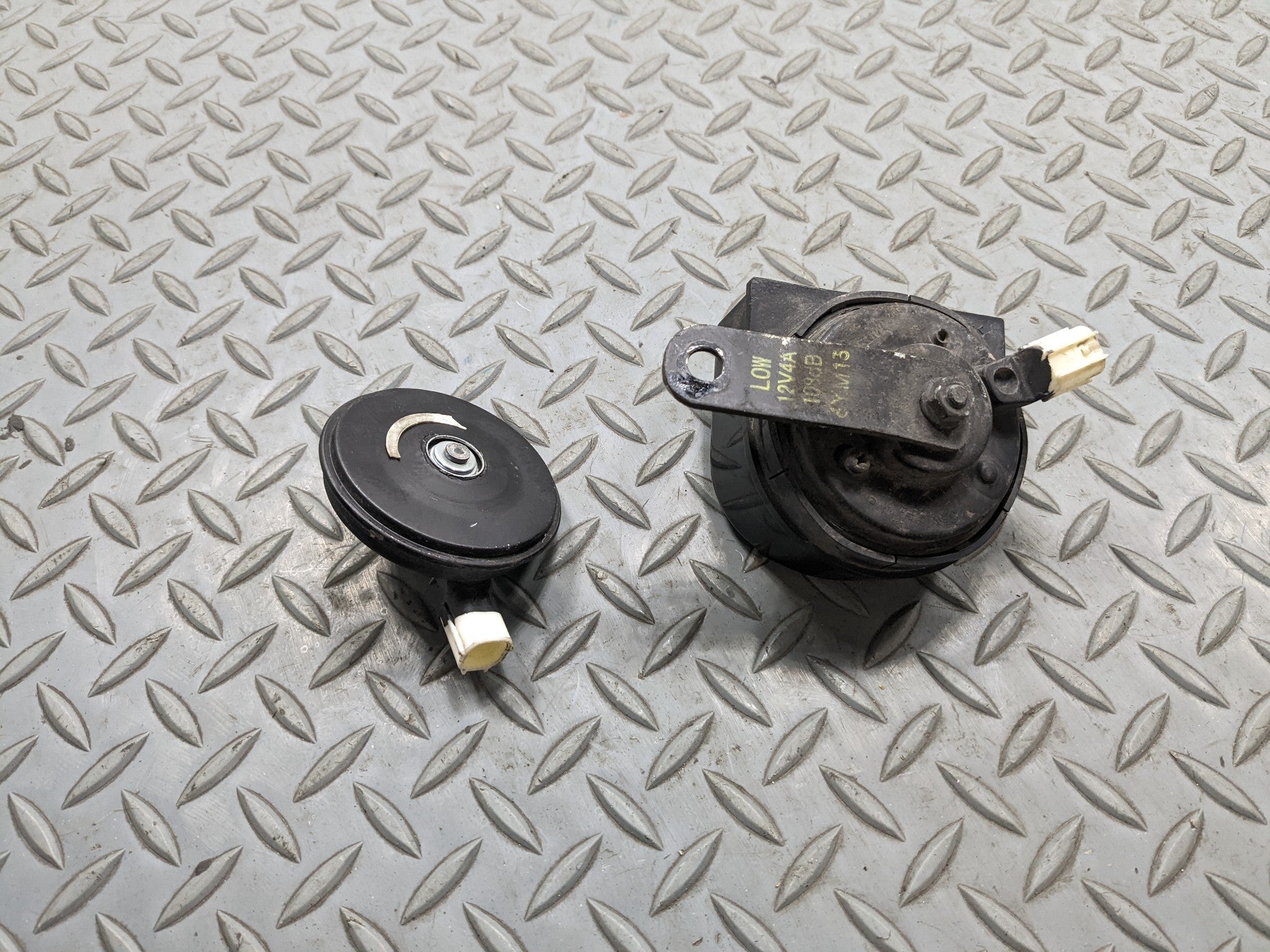 2007 - 2009 ACURA MDX OEM HIGH AND LOW NOTE TONE HORN ASSEMBLY