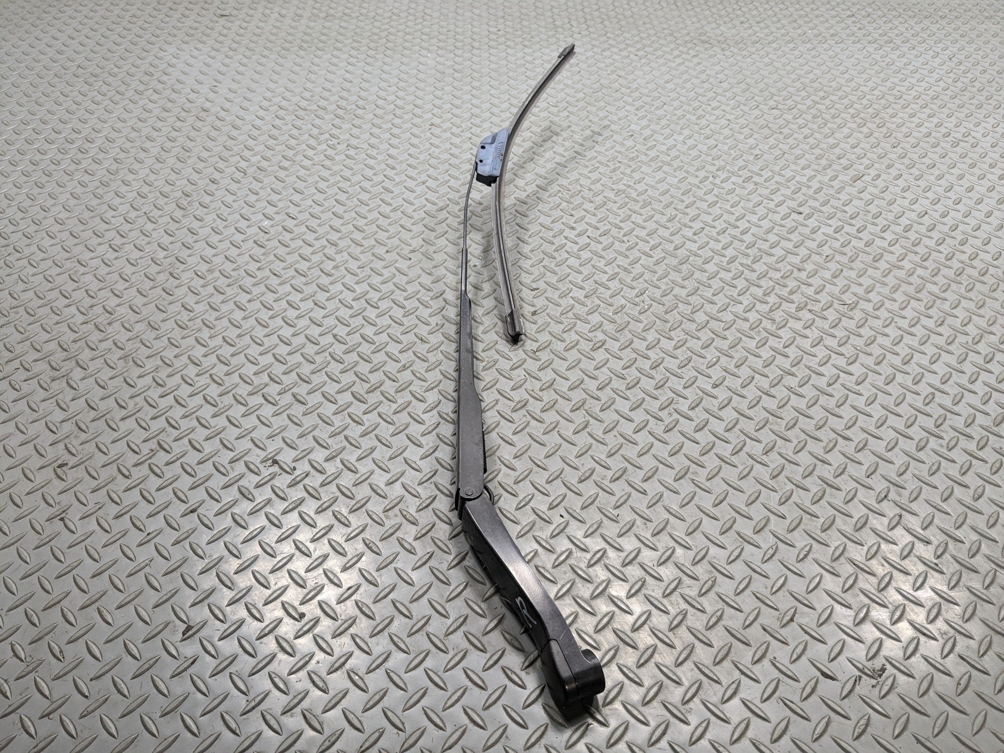 2007 - 2009 ACURA MDX OEM WINDSHIELD WIPER ARM WITH BLADE FRONT RIGHT SIDE