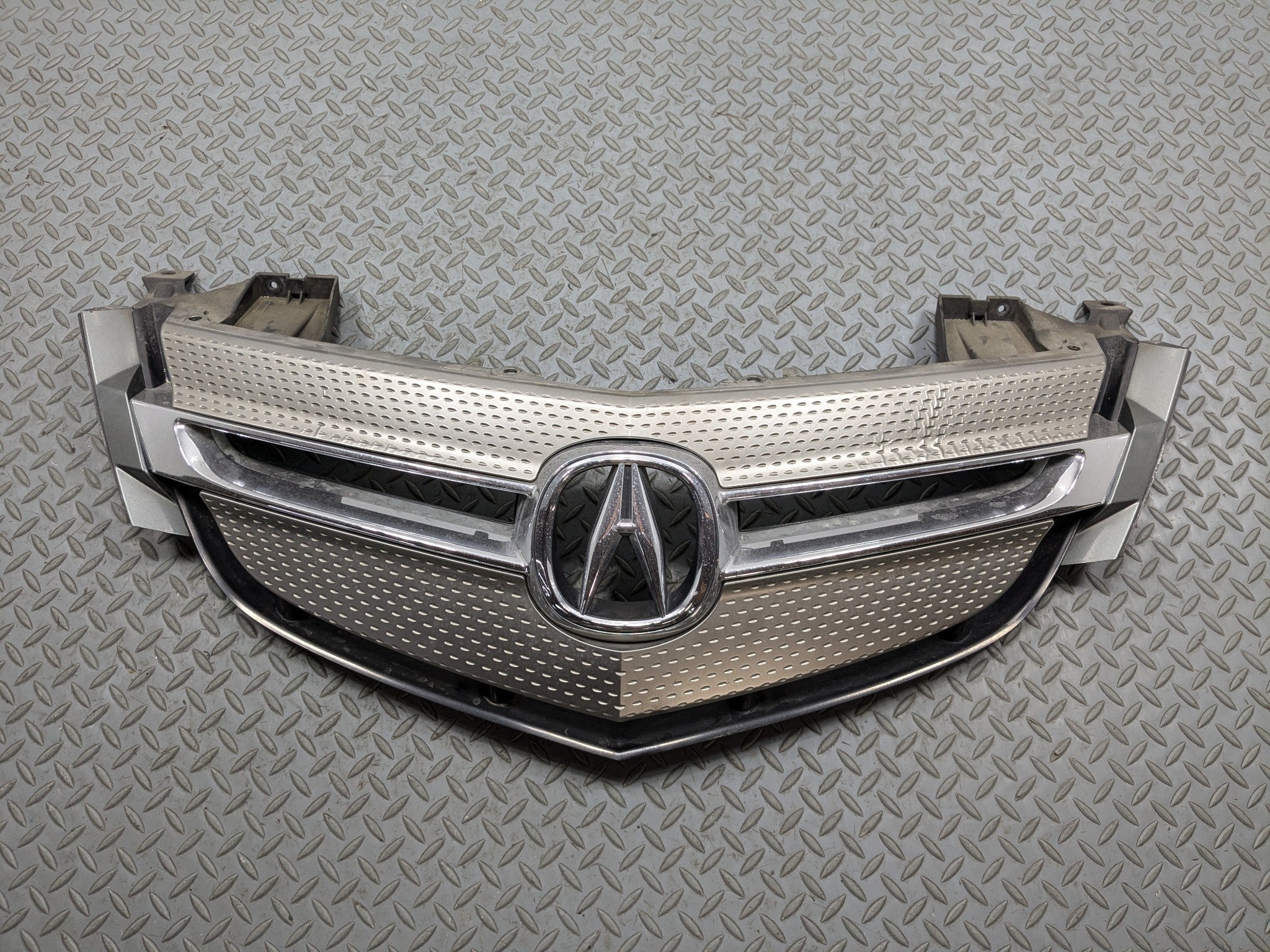 2007 - 2009 ACURA MDX OEM GRILLE WITH EMBLEM FRONT CENTER UPPER BUMPER