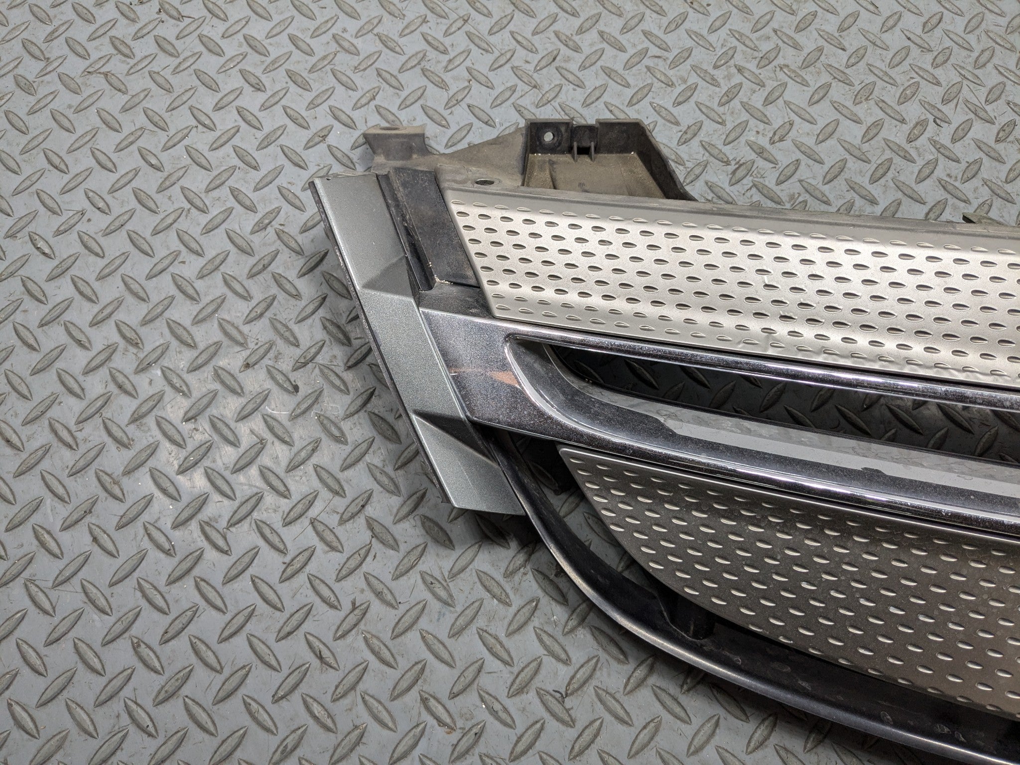 2007 - 2009 ACURA MDX OEM GRILLE WITH EMBLEM FRONT CENTER UPPER BUMPER