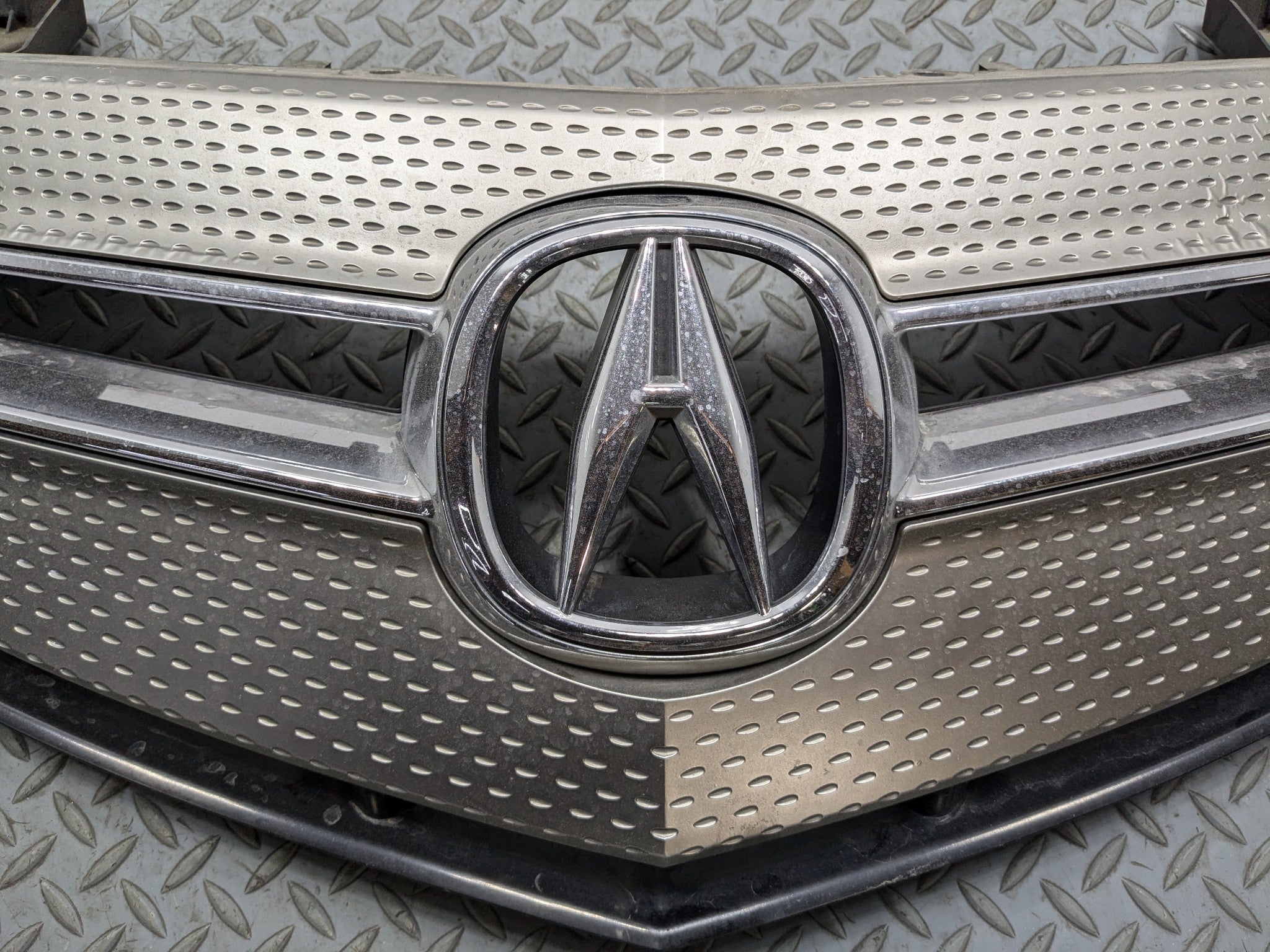 2007 - 2009 ACURA MDX OEM GRILLE WITH EMBLEM FRONT CENTER UPPER BUMPER