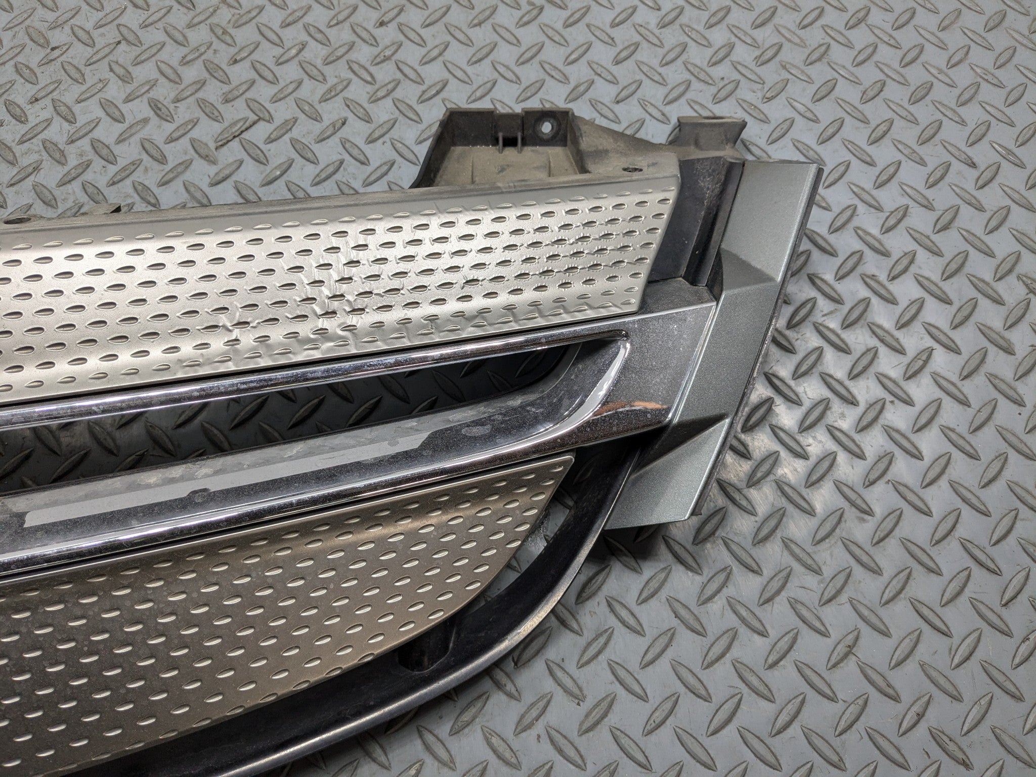 2007 - 2009 ACURA MDX OEM GRILLE WITH EMBLEM FRONT CENTER UPPER BUMPER