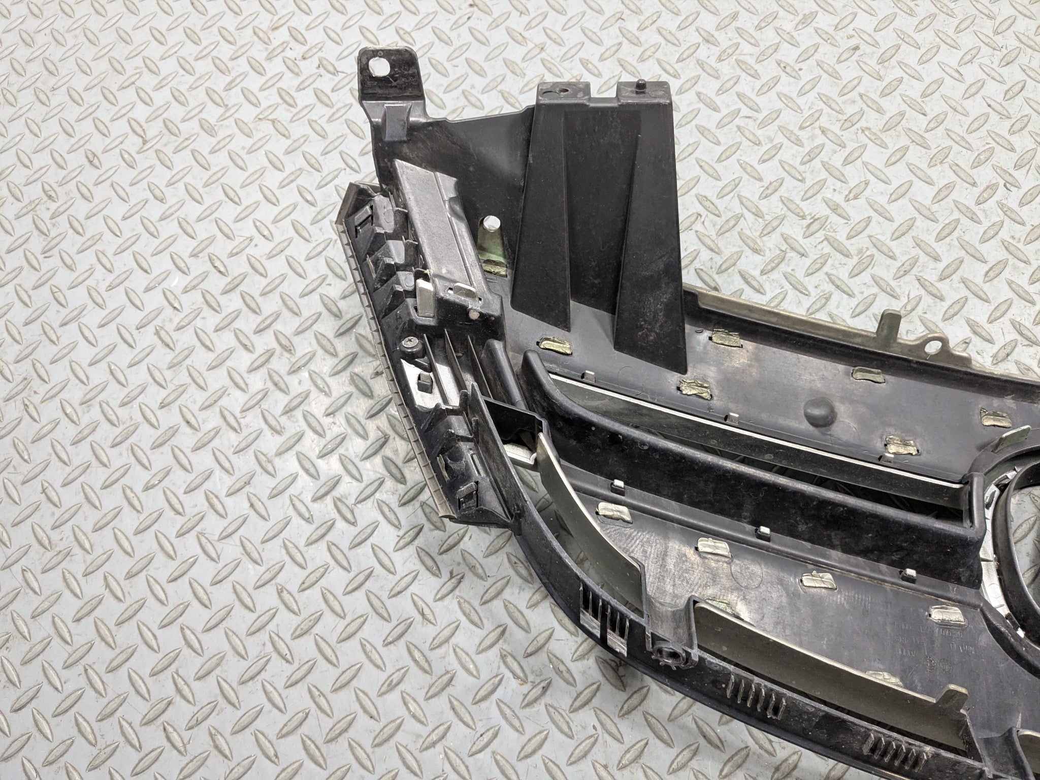 2007 - 2009 ACURA MDX OEM GRILLE WITH EMBLEM FRONT CENTER UPPER BUMPER