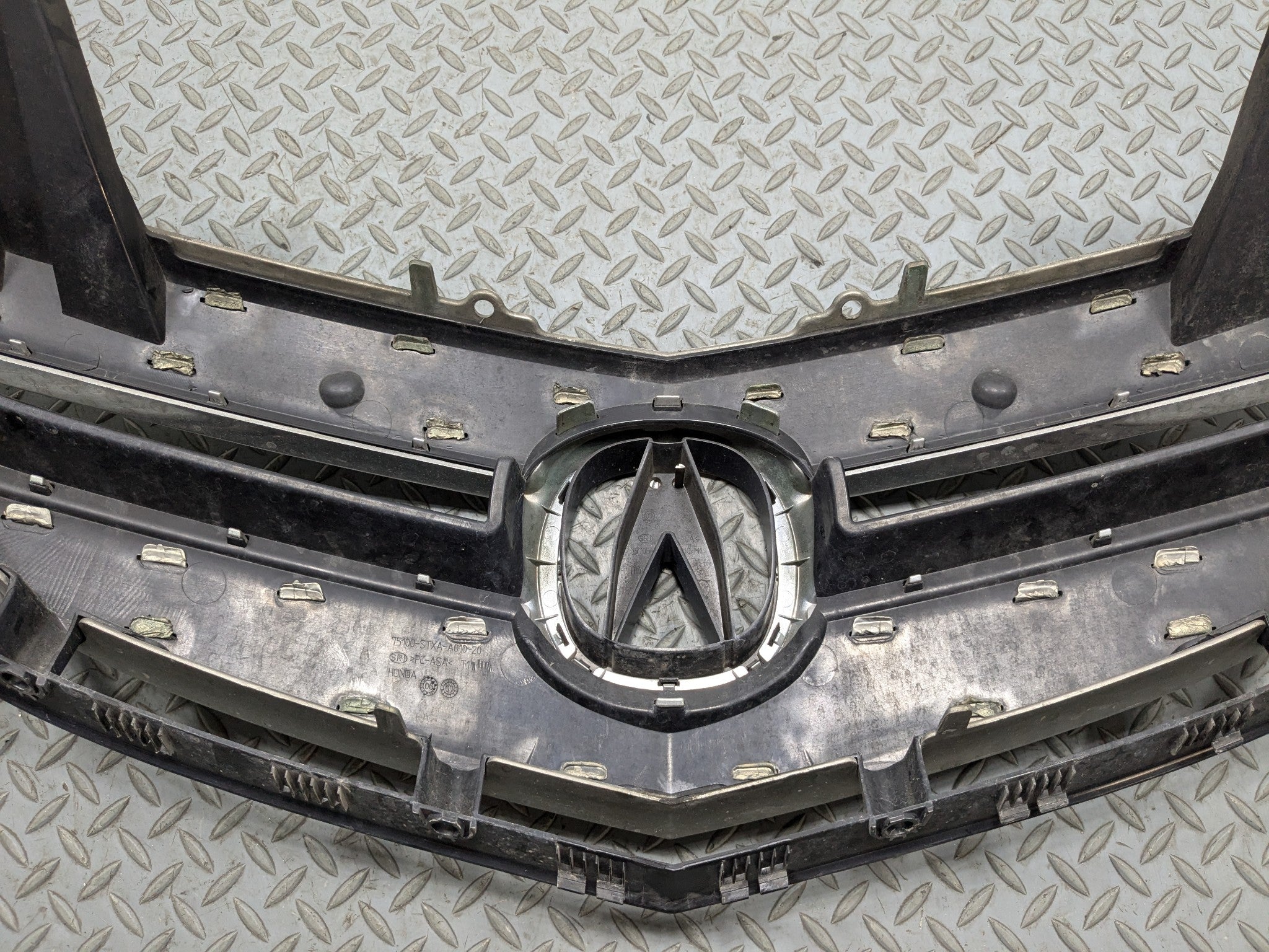 2007 - 2009 ACURA MDX OEM GRILLE WITH EMBLEM FRONT CENTER UPPER BUMPER