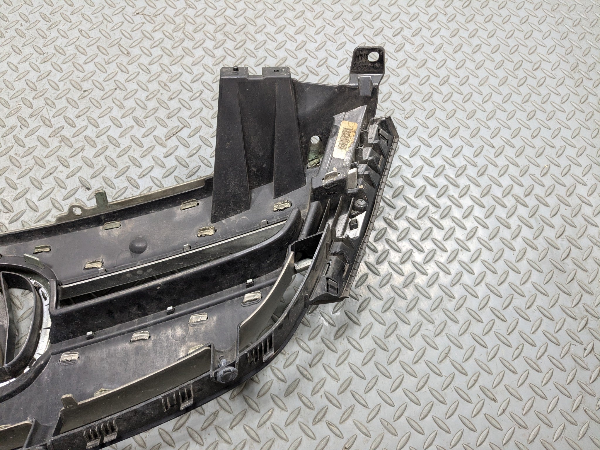 2007 - 2009 ACURA MDX OEM GRILLE WITH EMBLEM FRONT CENTER UPPER BUMPER
