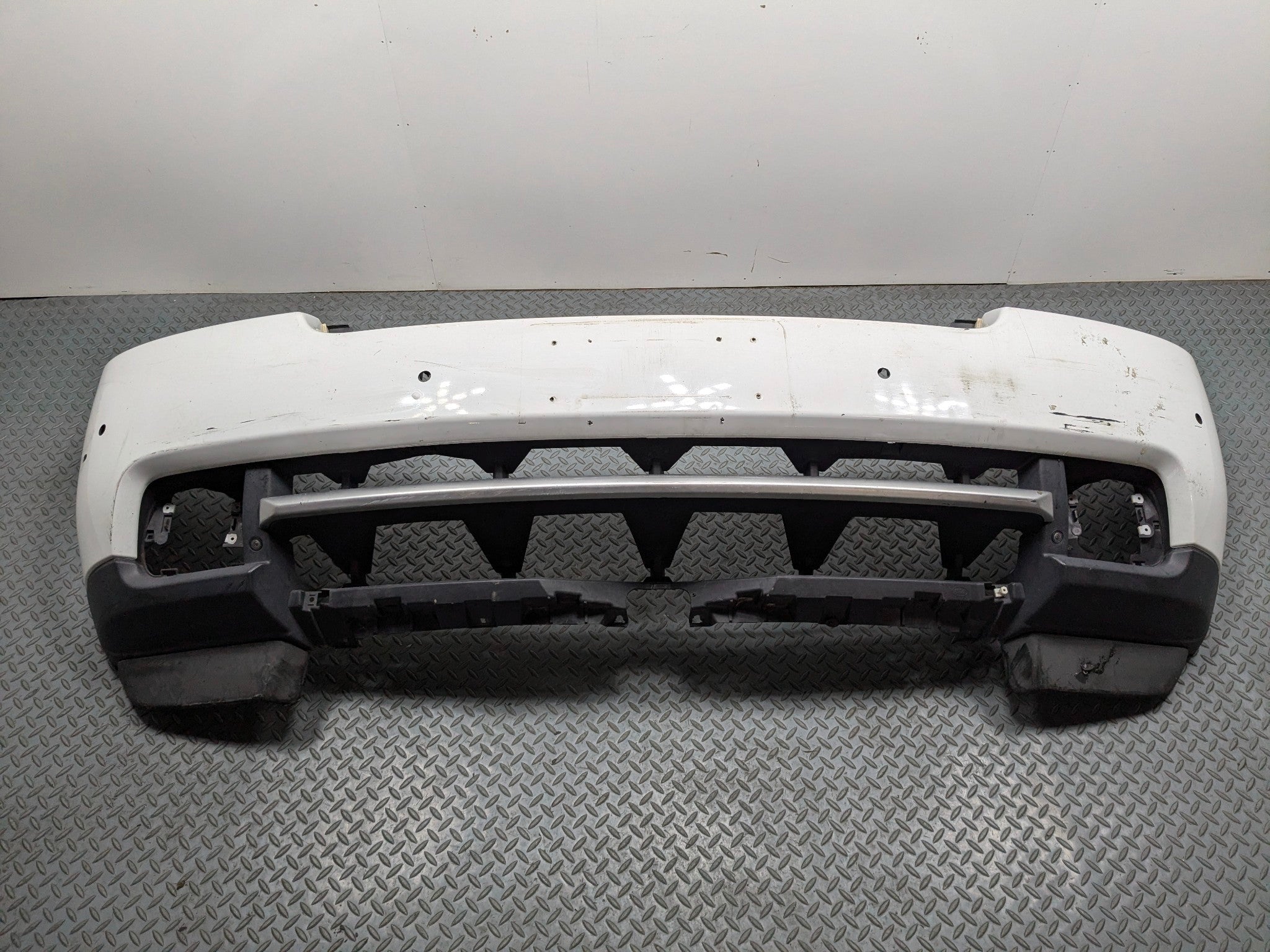 2010 - 2012 LAND ROVER RANGE ROVER OEM FRONT BUMPER COVER PANEL ASSEMBLY WHITE