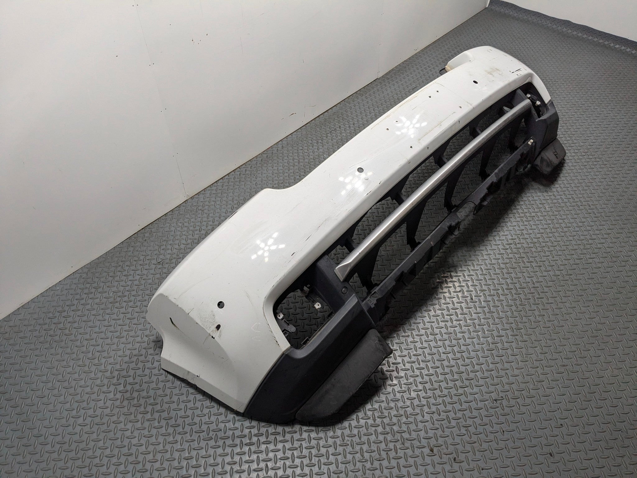 2010 - 2012 LAND ROVER RANGE ROVER OEM FRONT BUMPER COVER PANEL ASSEMBLY WHITE