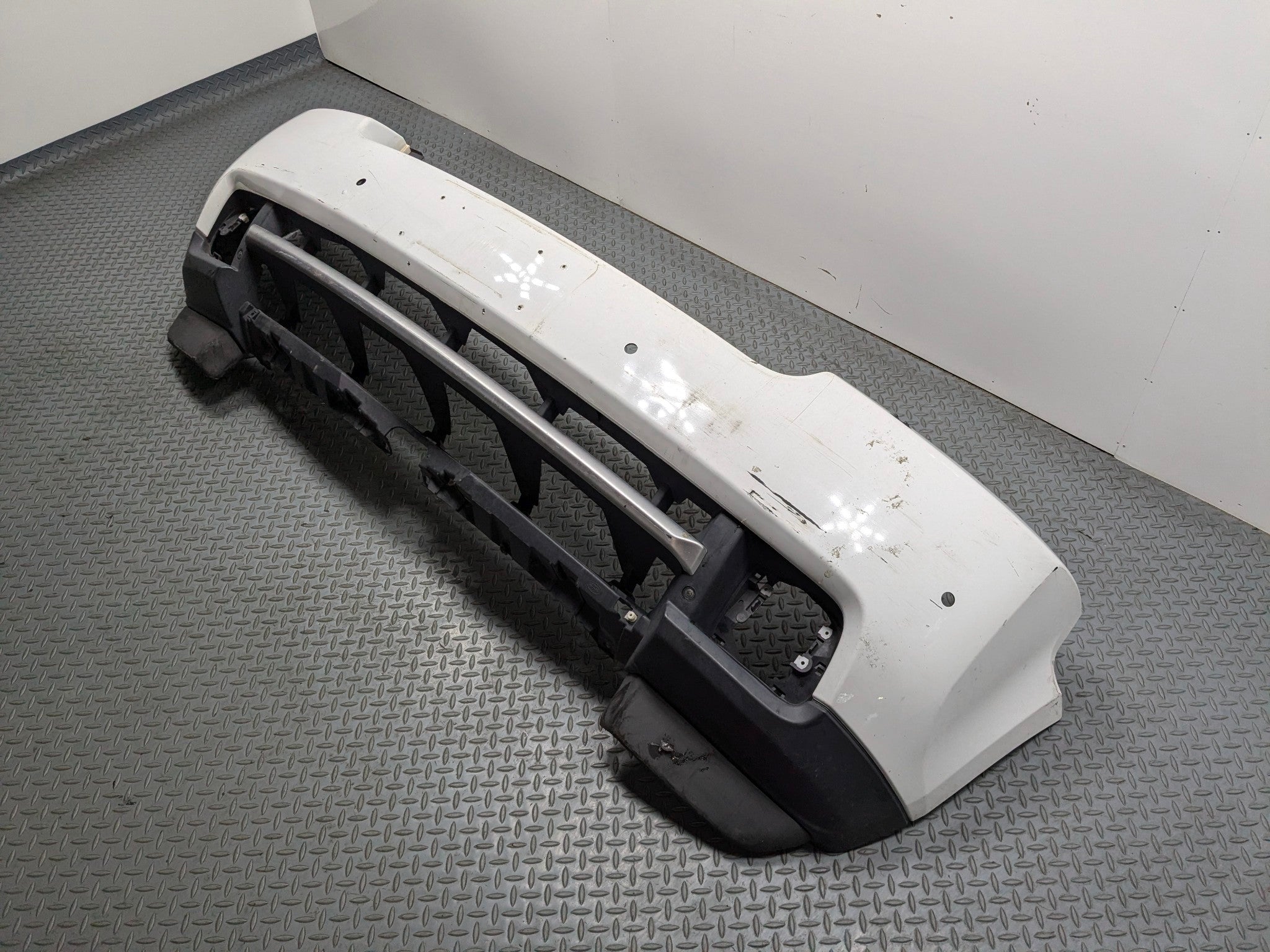 2010 - 2012 LAND ROVER RANGE ROVER OEM FRONT BUMPER COVER PANEL ASSEMBLY WHITE