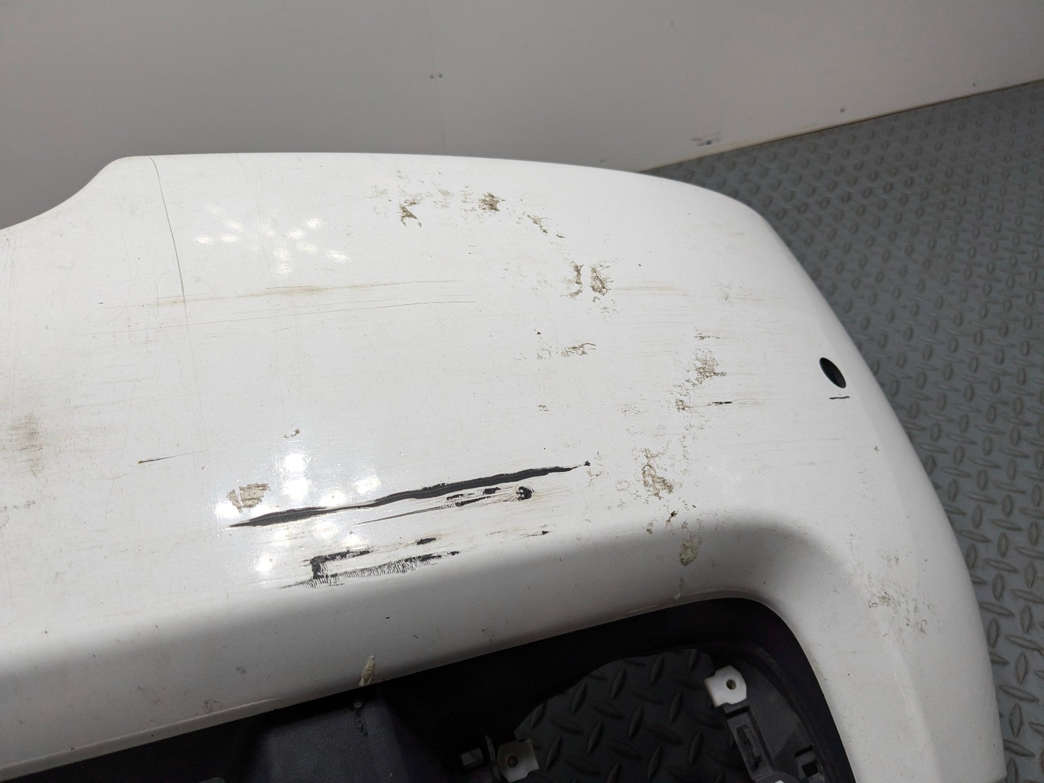 2010 - 2012 LAND ROVER RANGE ROVER OEM FRONT BUMPER COVER PANEL ASSEMBLY WHITE
