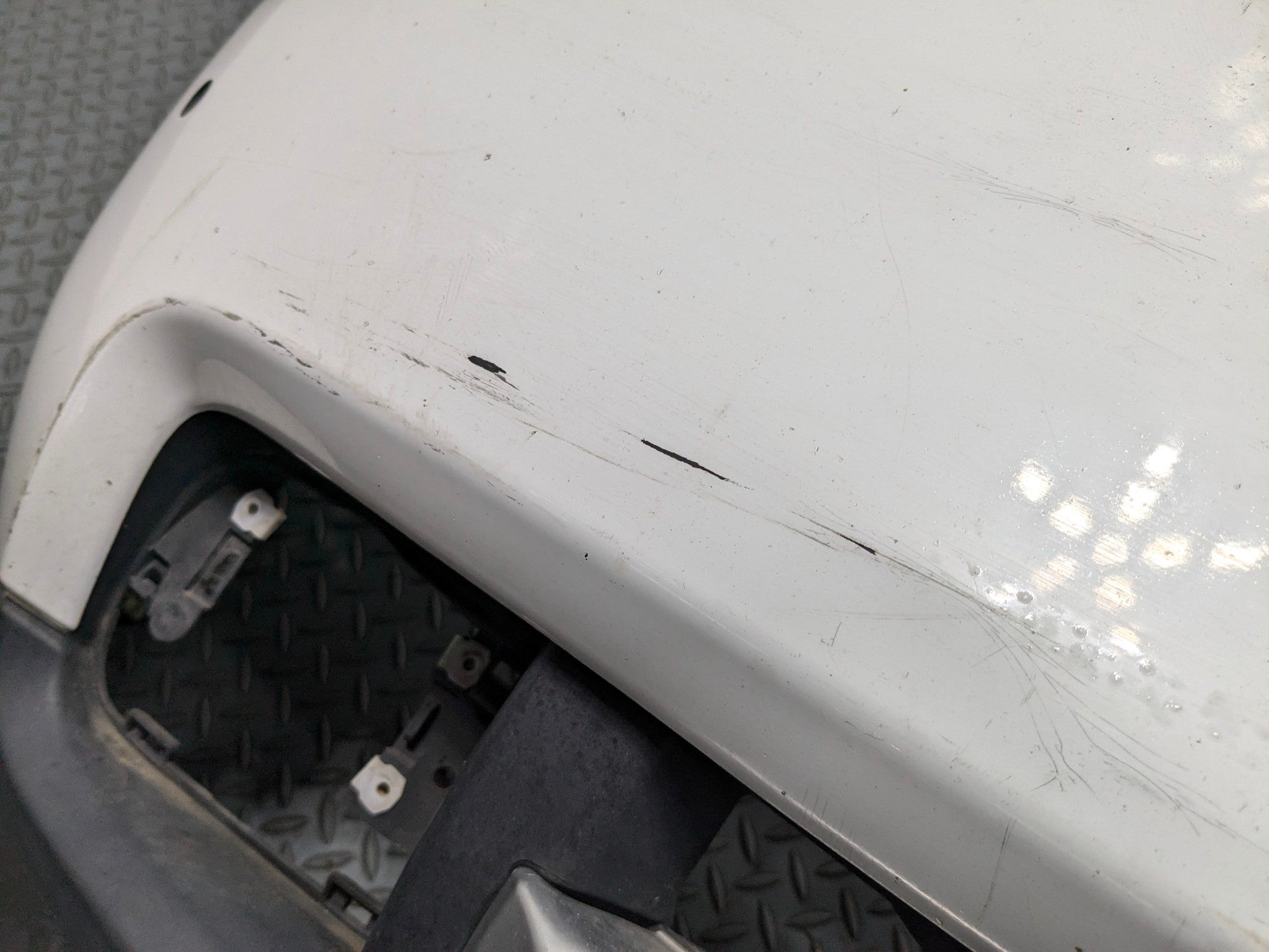 2010 - 2012 LAND ROVER RANGE ROVER OEM FRONT BUMPER COVER PANEL ASSEMBLY WHITE