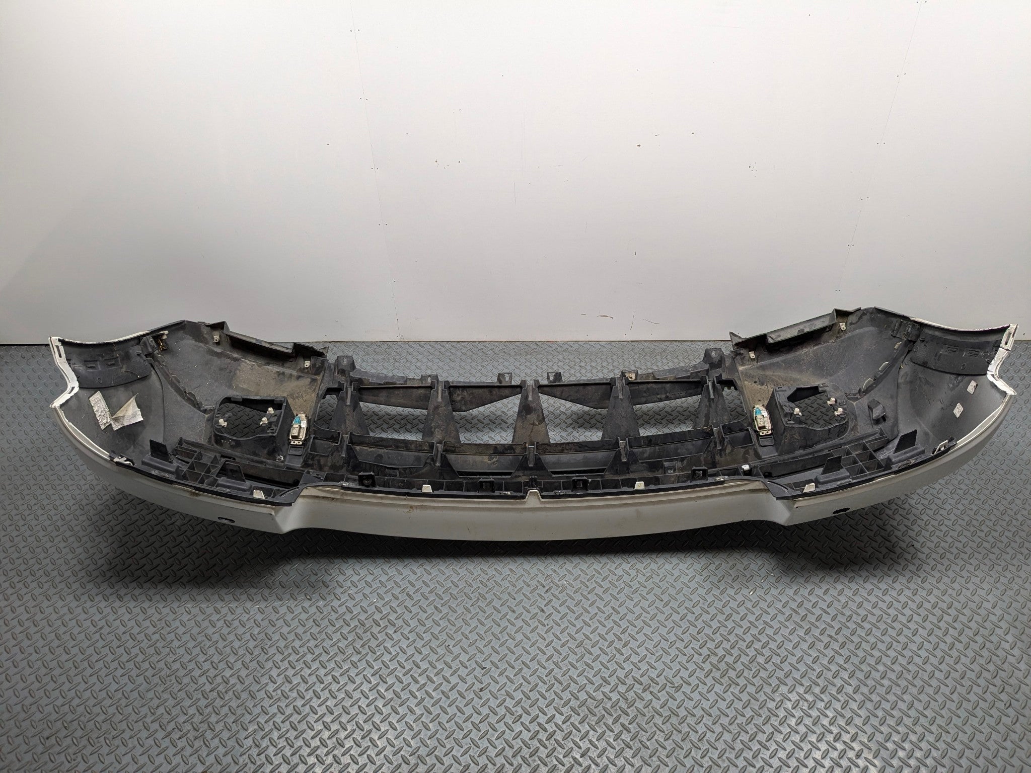 2010 - 2012 LAND ROVER RANGE ROVER OEM FRONT BUMPER COVER PANEL ASSEMBLY WHITE