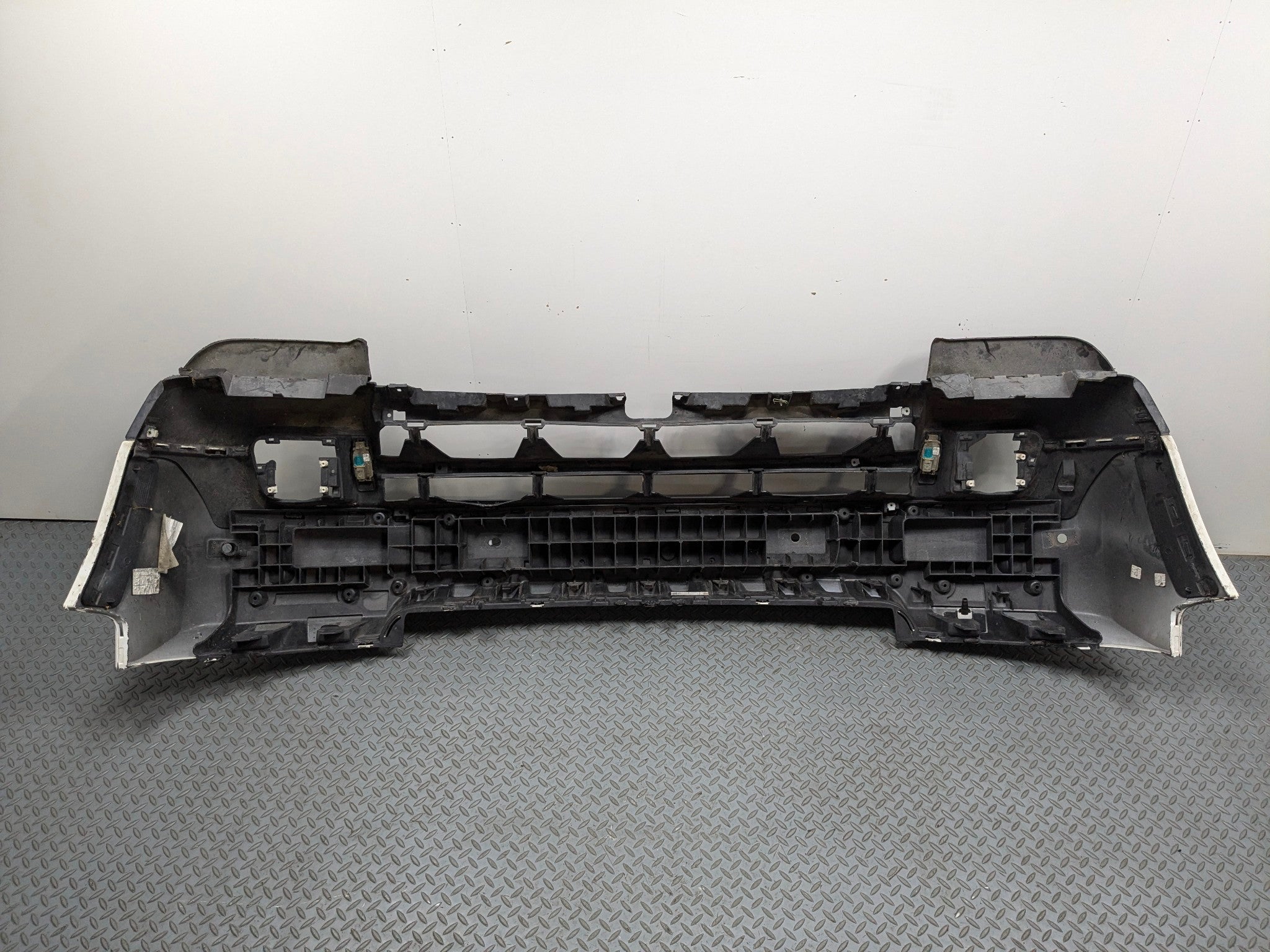 2010 - 2012 LAND ROVER RANGE ROVER OEM FRONT BUMPER COVER PANEL ASSEMBLY WHITE