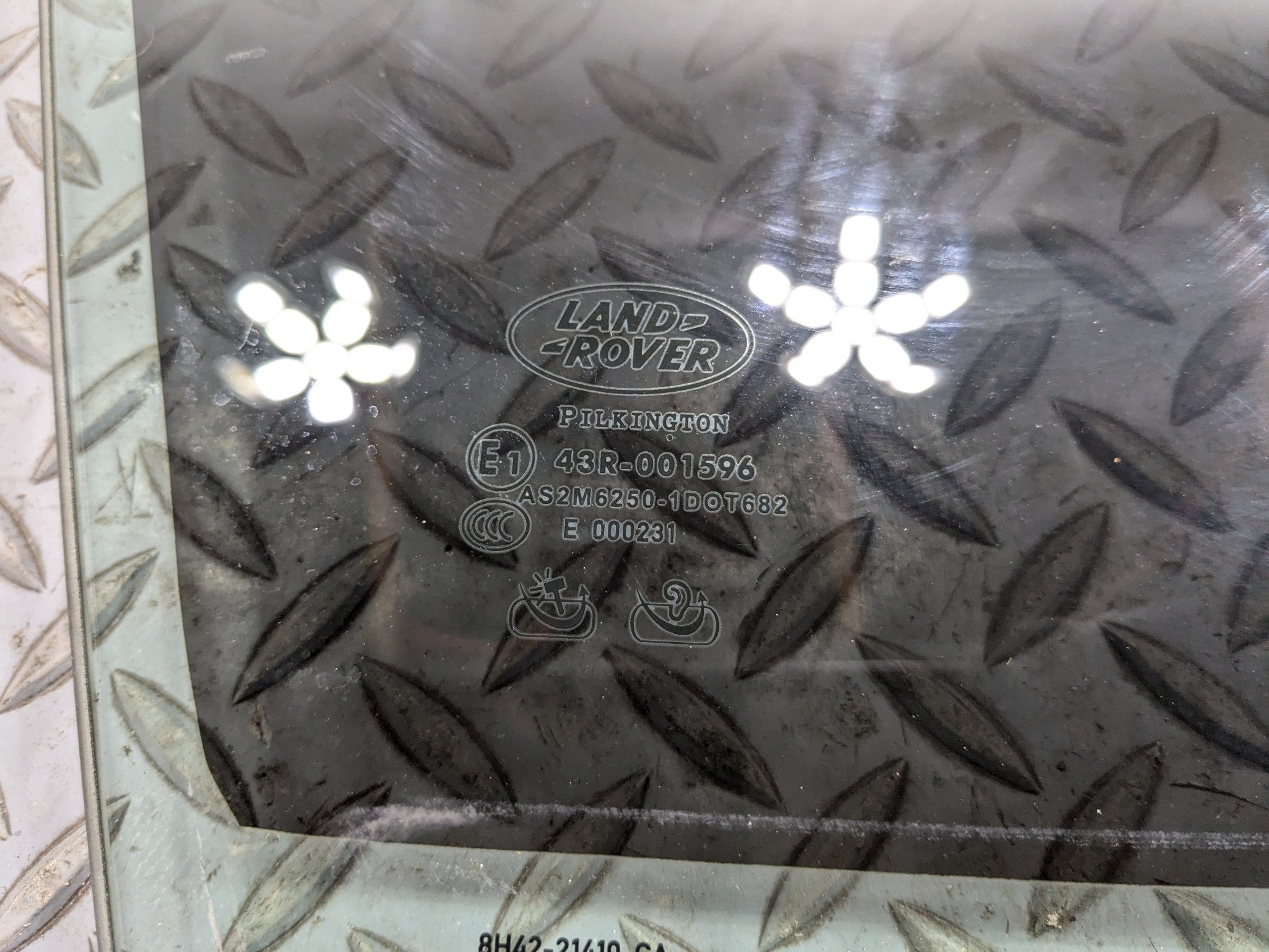 2010 - 2012 LAND ROVER RANGE ROVER OEM FRONT RIGHT SIDE DOOR WINDOW GLASS