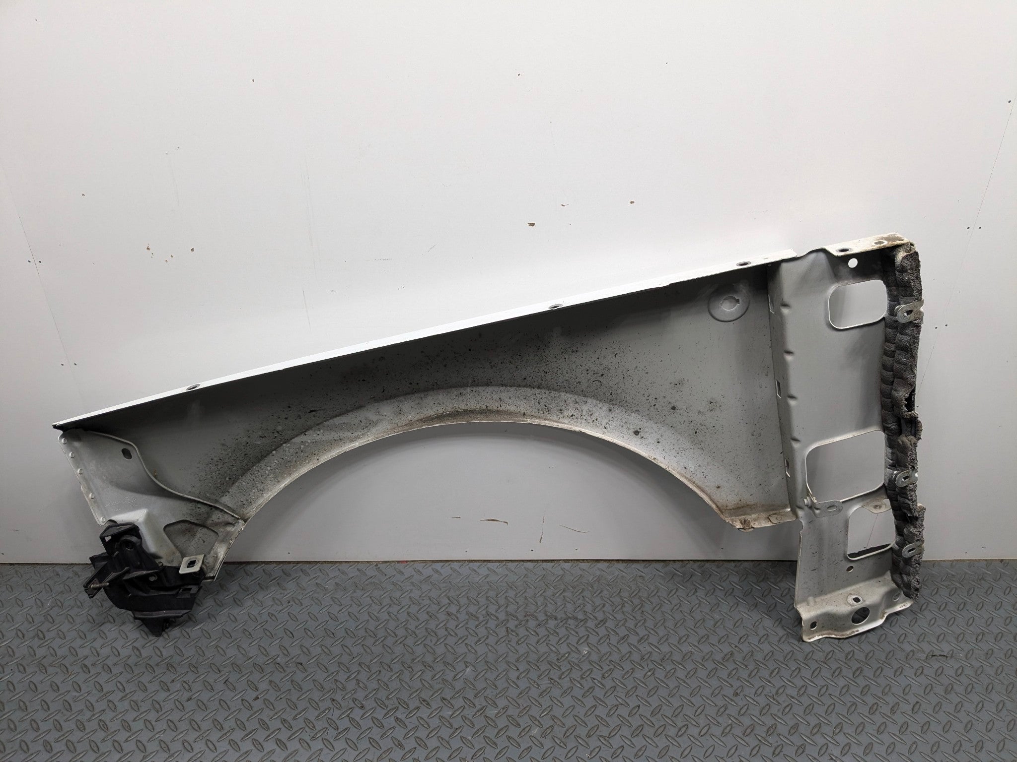 2010 - 2012 LAND ROVER RANGE ROVER OEM FENDER COVER PANEL FRONT RIGHT SIDE WHITE