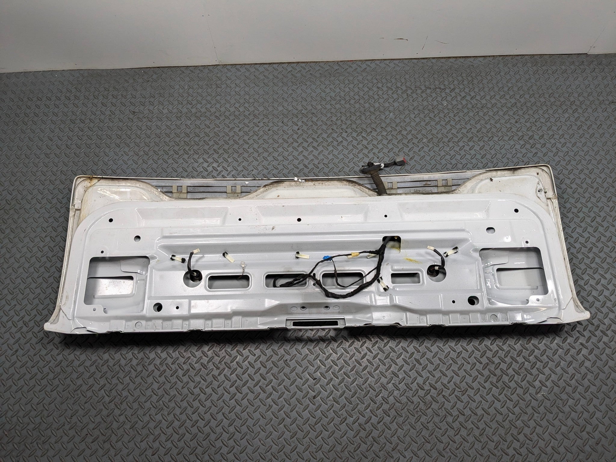 2010 - 2012 LAND ROVER RANGE ROVER OEM LOWER TAILGATE TRUNK LID SHELL PANEL