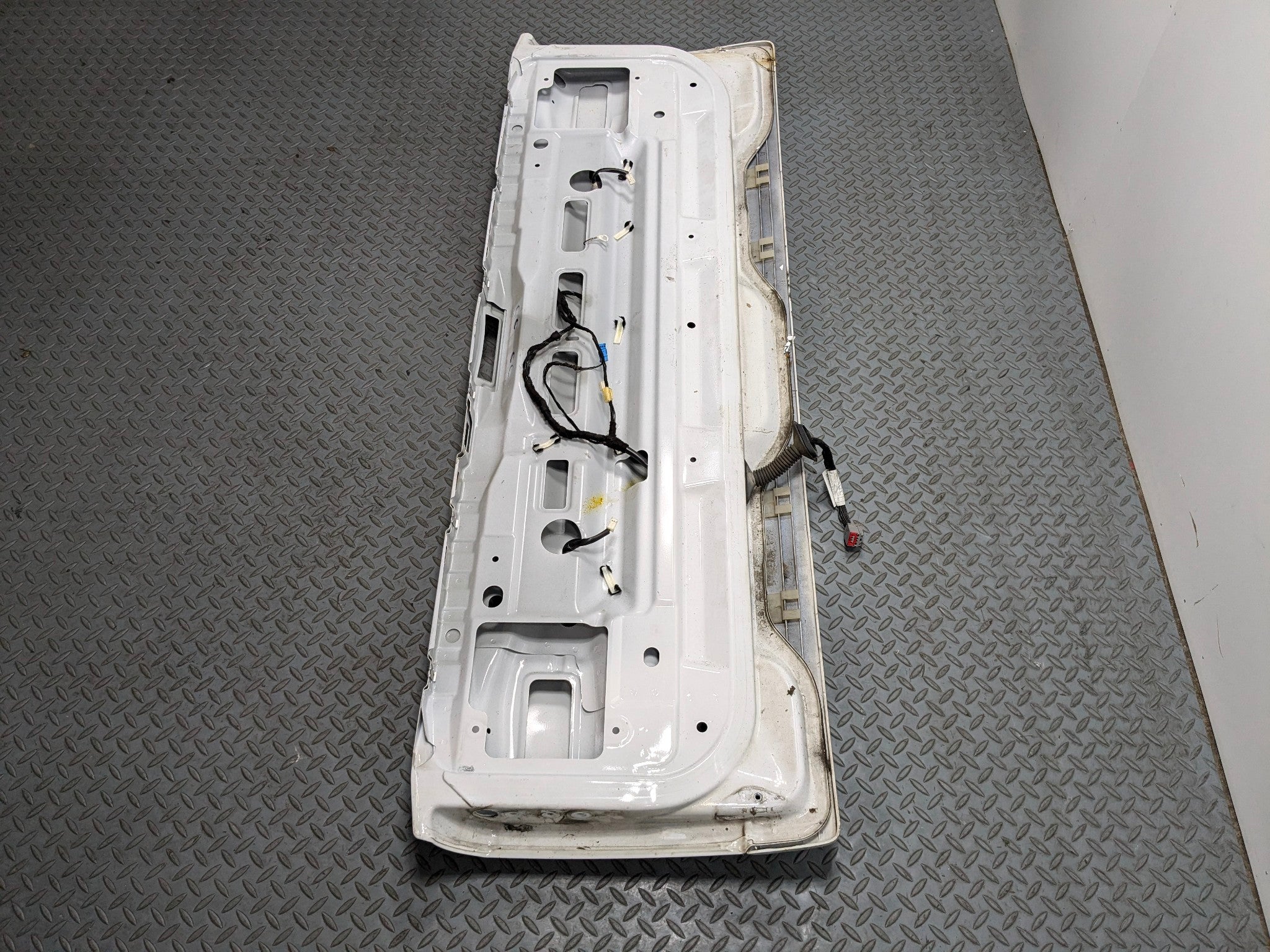 2010 - 2012 LAND ROVER RANGE ROVER OEM LOWER TAILGATE TRUNK LID SHELL PANEL