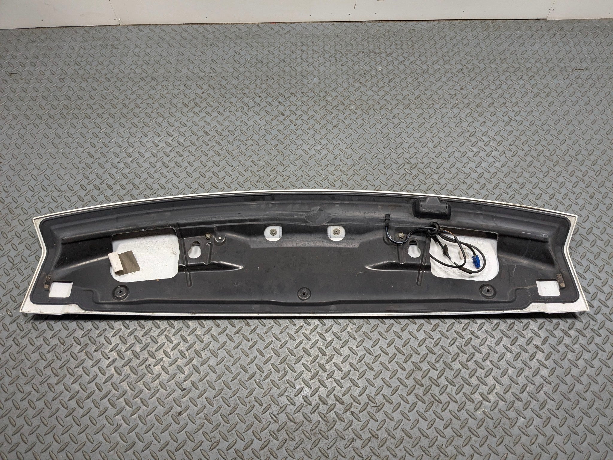 2010 - 2012 LAND ROVER RANGE ROVER OEM REAR SPOILER WING WHITE WITH STOP LIGHT