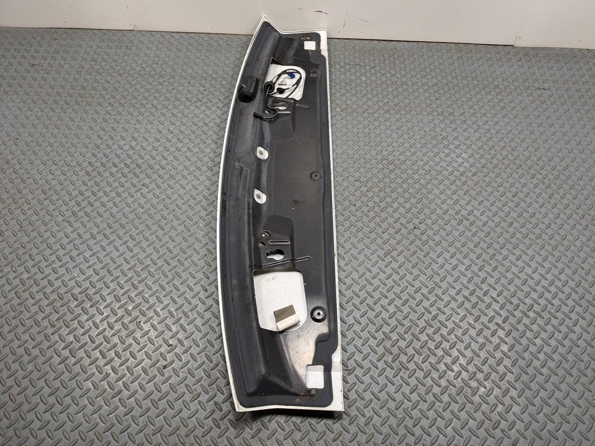 2010 - 2012 LAND ROVER RANGE ROVER OEM REAR SPOILER WING WHITE WITH STOP LIGHT