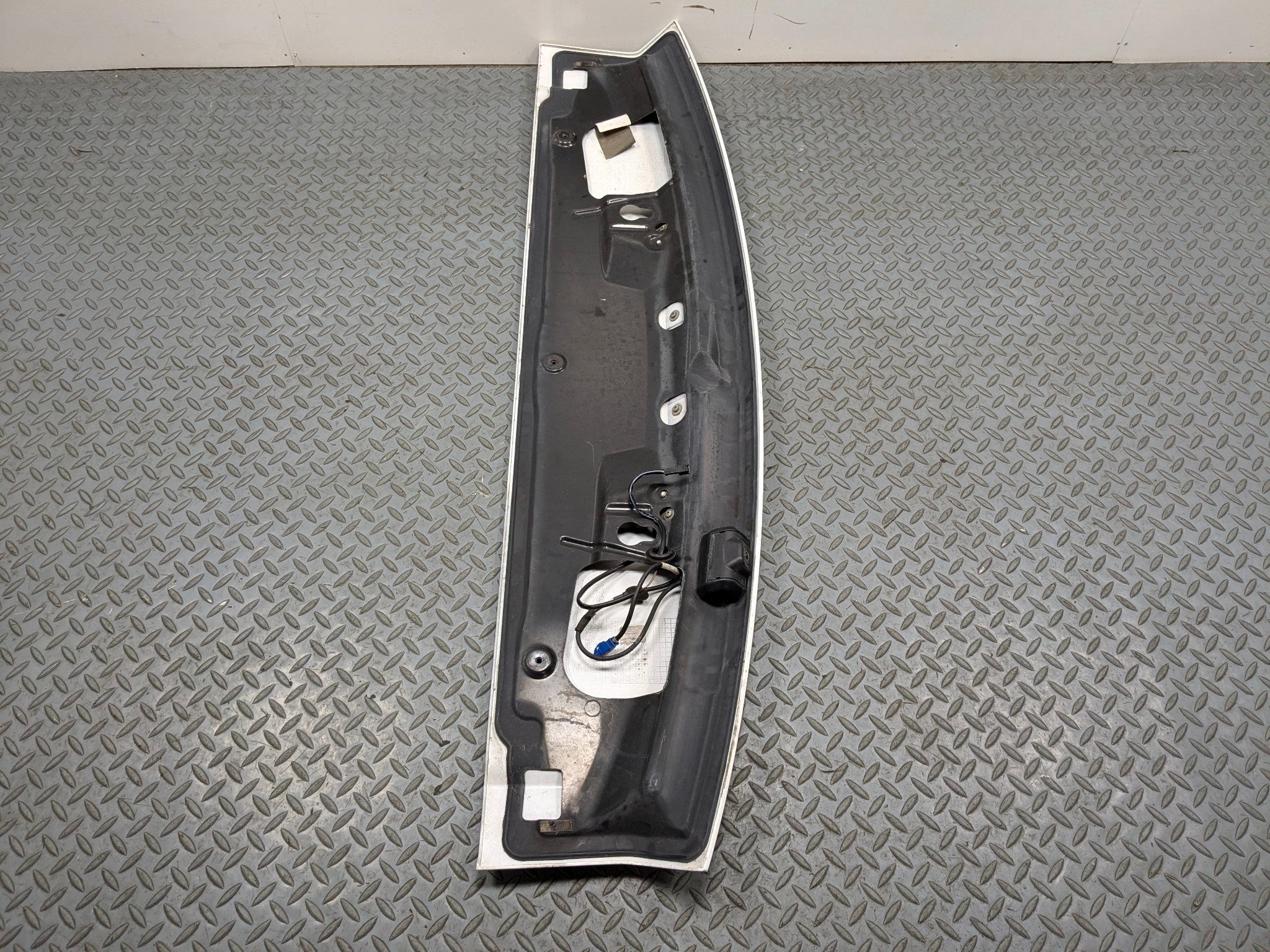 2010 - 2012 LAND ROVER RANGE ROVER OEM REAR SPOILER WING WHITE WITH STOP LIGHT