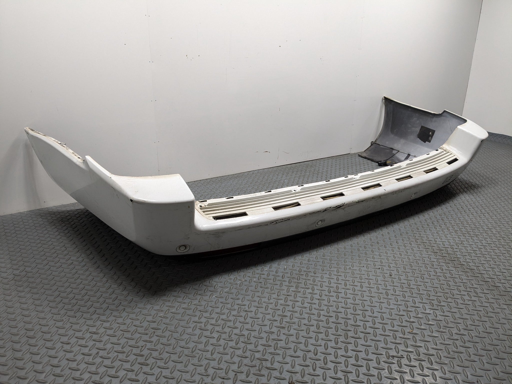 2010 - 2012 LAND ROVER RANGE ROVER OEM REAR BUMPER COVER PANEL ASSEMBLY WHITE
