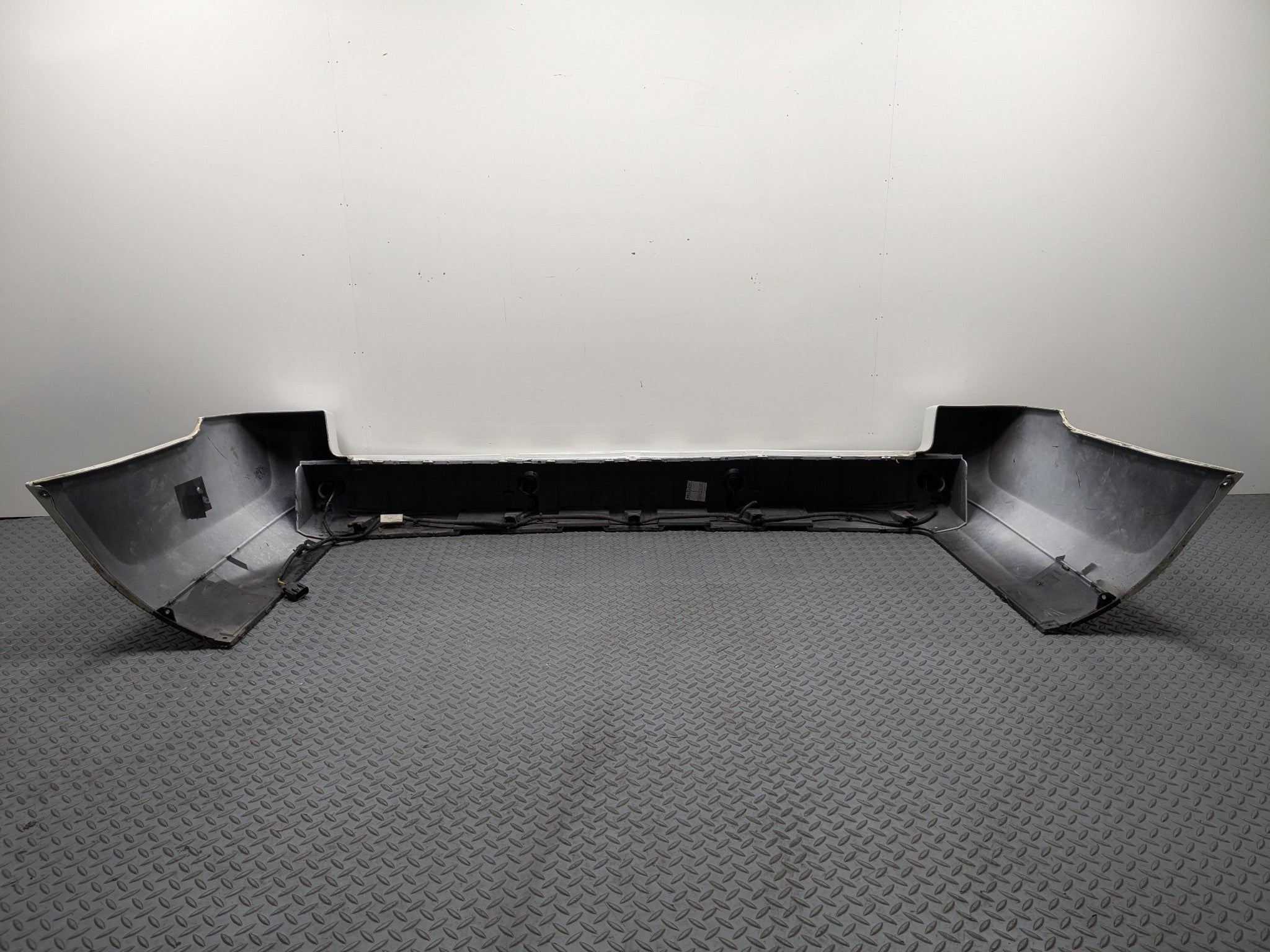 2010 - 2012 LAND ROVER RANGE ROVER OEM REAR BUMPER COVER PANEL ASSEMBLY WHITE