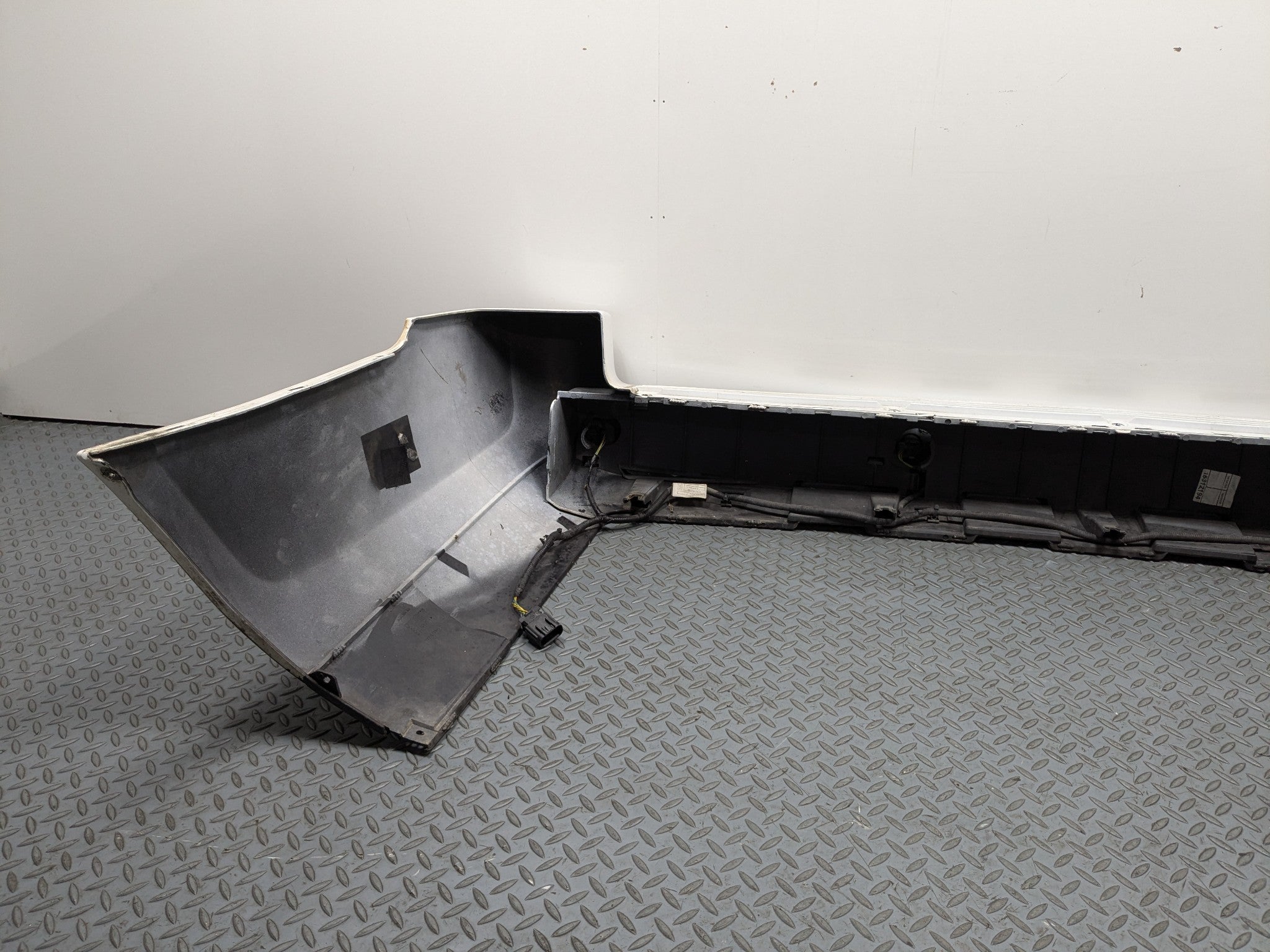 2010 - 2012 LAND ROVER RANGE ROVER OEM REAR BUMPER COVER PANEL ASSEMBLY WHITE