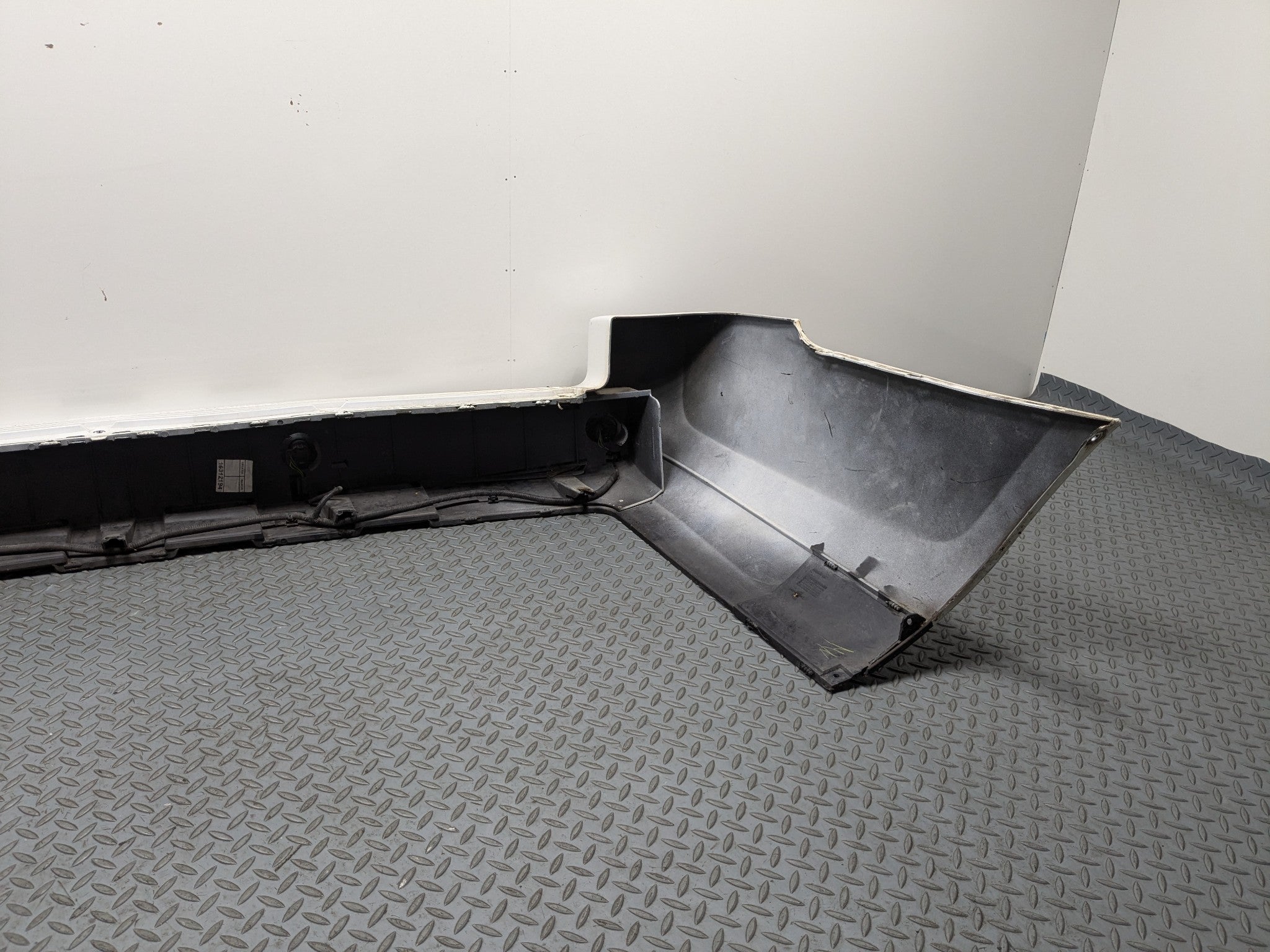 2010 - 2012 LAND ROVER RANGE ROVER OEM REAR BUMPER COVER PANEL ASSEMBLY WHITE