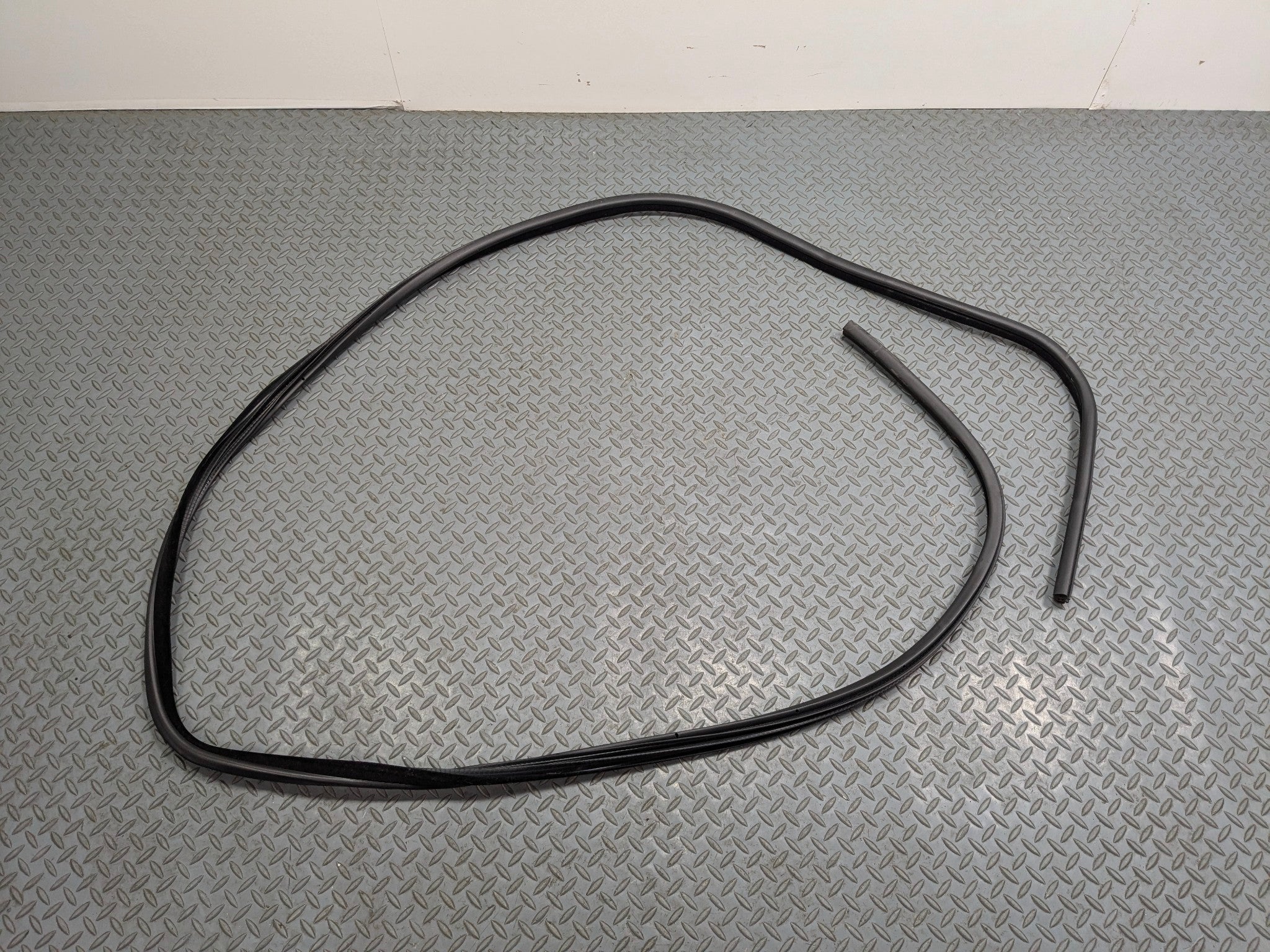 10 - 12 LAND ROVER RANGE ROVER OEM DOOR SEAL WEATHER STRIPPING FRONT RIGHT SIDE