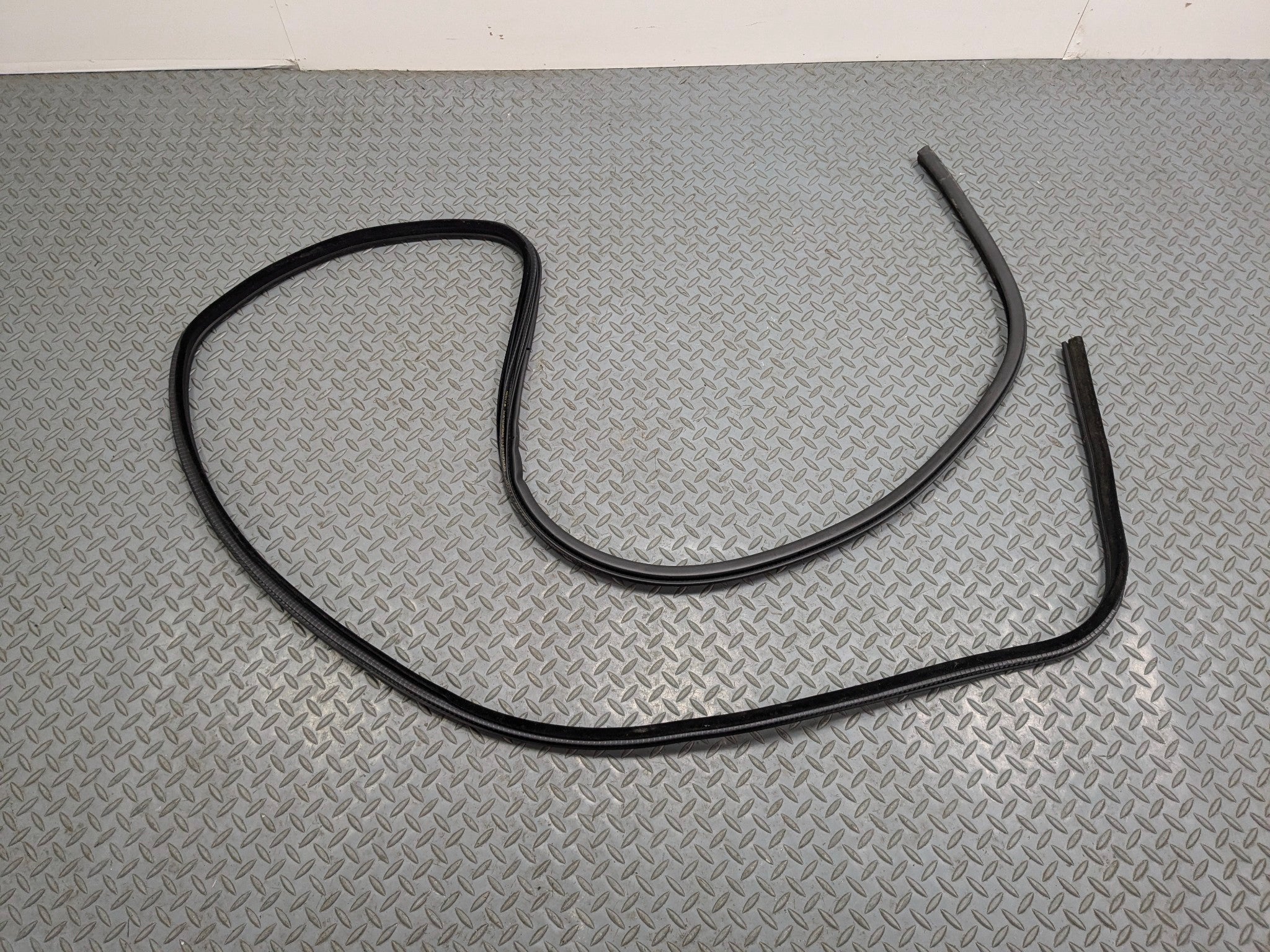 10 - 12 LAND ROVER RANGE ROVER OEM DOOR SEAL WEATHER STRIPPING FRONT RIGHT SIDE