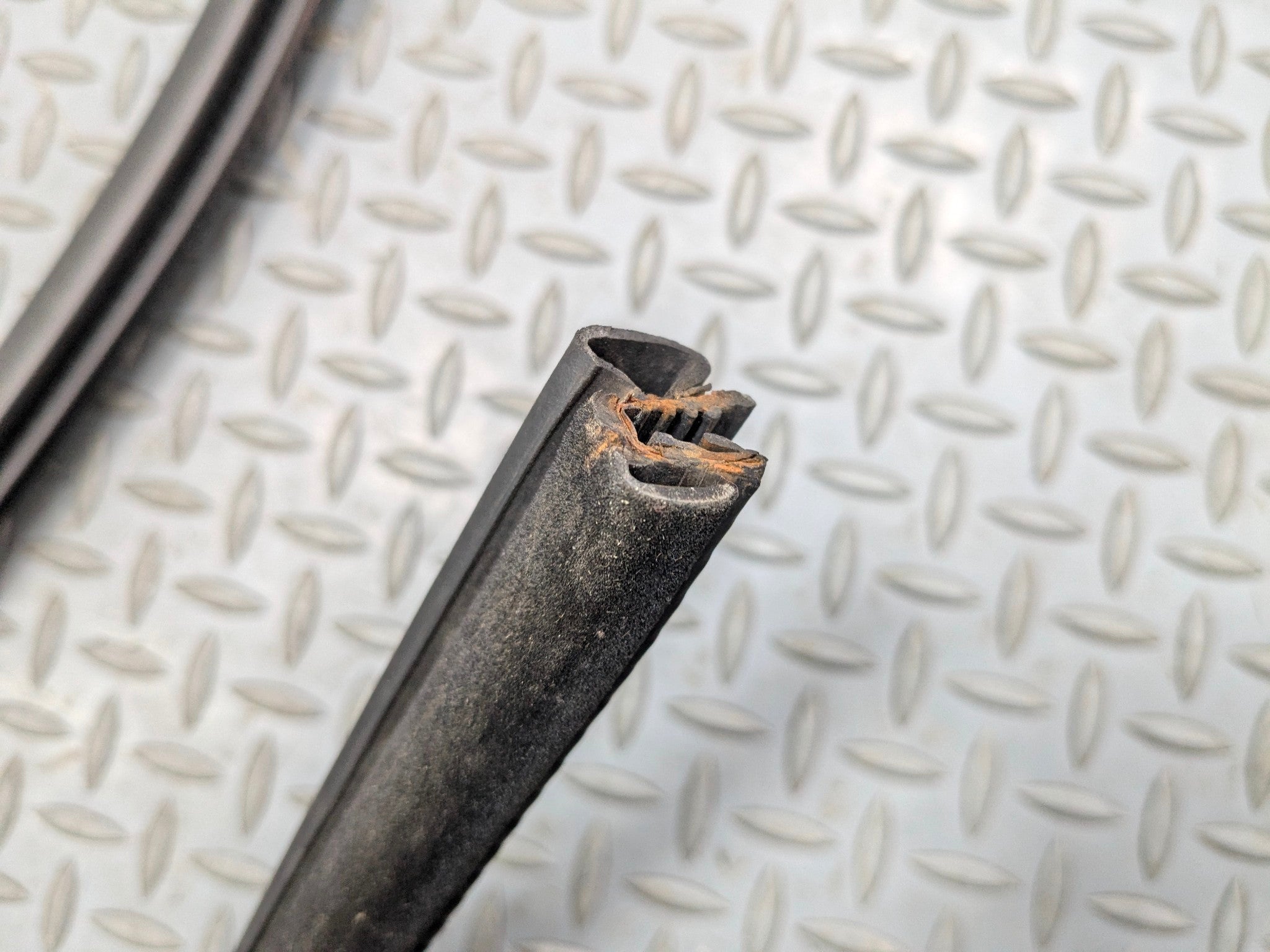 10 - 12 LAND ROVER RANGE ROVER OEM DOOR SEAL WEATHER STRIPPING FRONT RIGHT SIDE